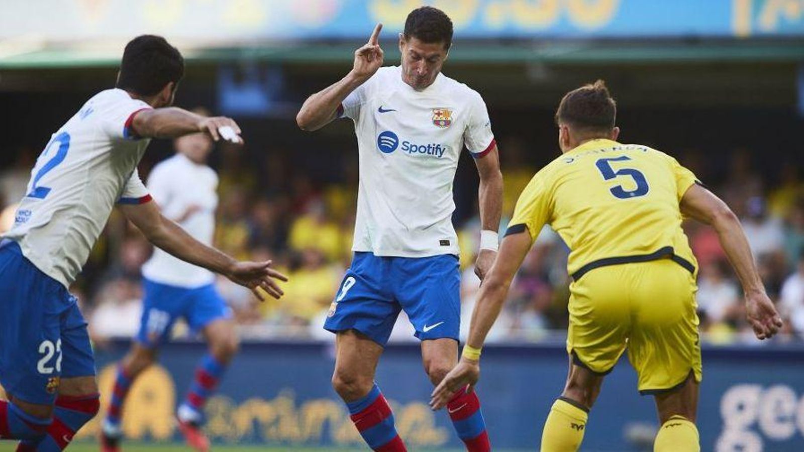 Lewandowsky en una acció del partit