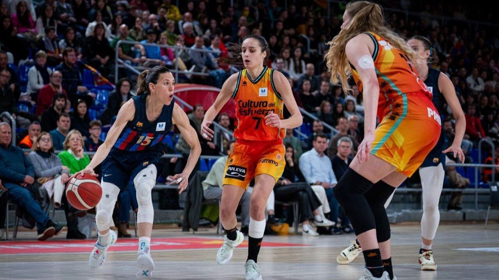 Ángela Salvadores i Marie Gülich, en una acció del partit