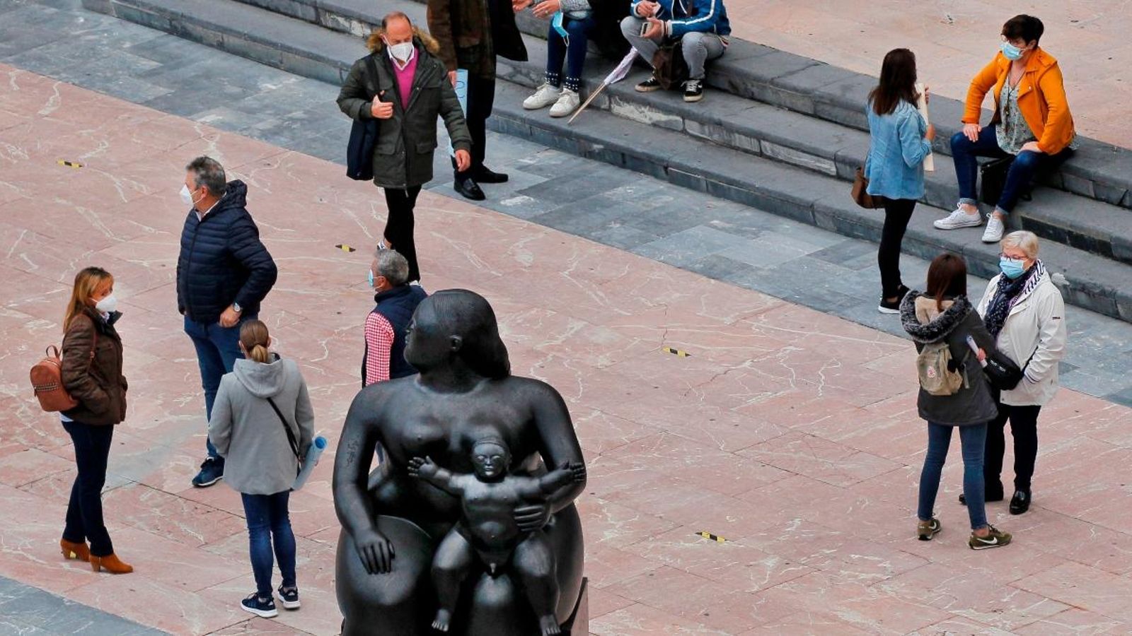 Diversos vianants de la plaça de la Escandalera d'Oviedo