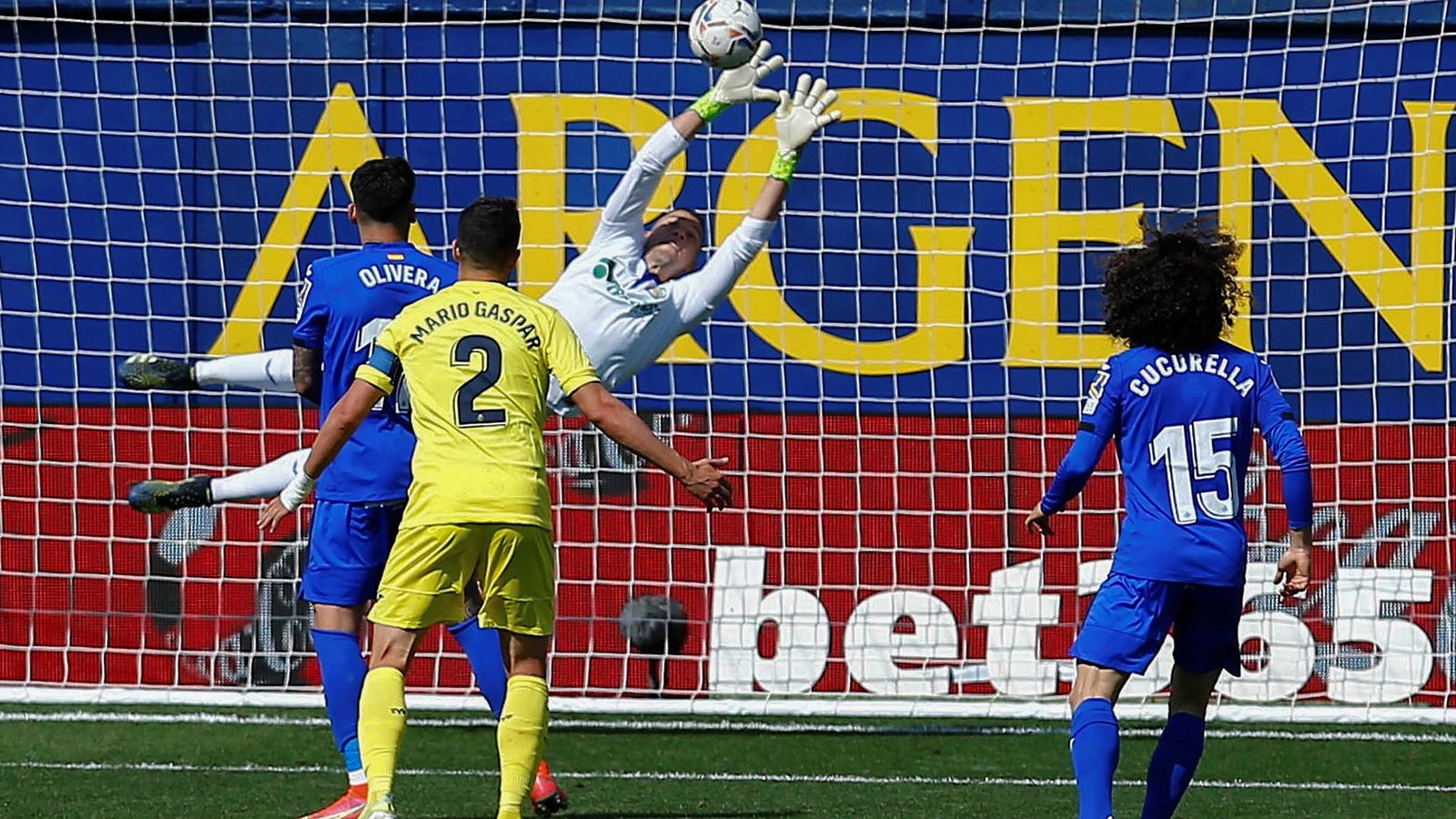 El porter del Getafe, David Soria, fa una parada a llançament de Capoue