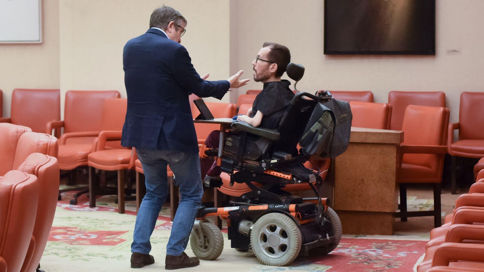 El portaveu del Grup Parlamentari Socialista, Patxi López i el portaveu d'Unides Podem, Pablo Echenique conversen en el Congrés dels Diputats,