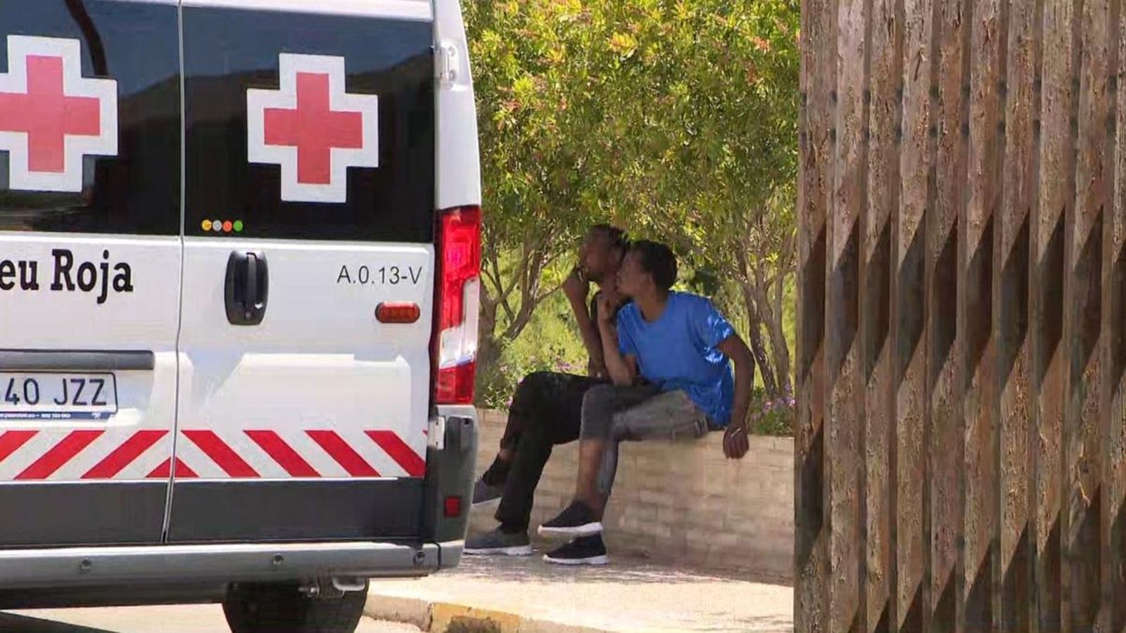 Una parella de migrants de l'Aquarius a l'espera del trasllat a un nou allotjament