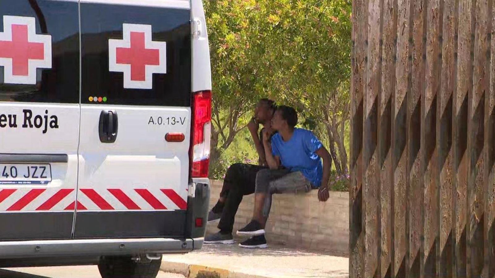 Una parella de migrants de l'Aquarius a l'espera del trasllat a un nou allotjament Una parella de migrants de l'Aquarius a l'espera del trasllat a un nou allotjament