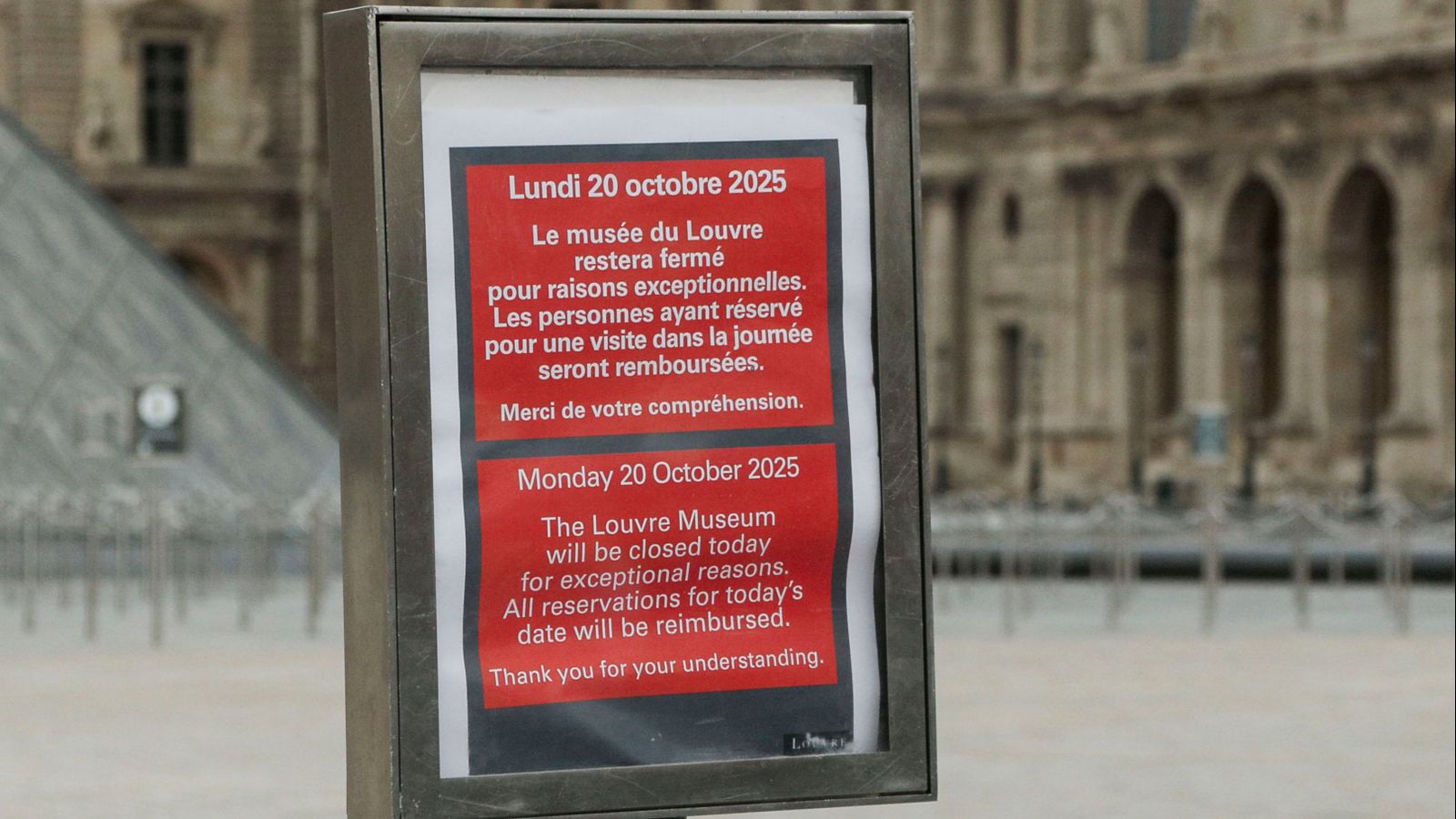 Cartell informatiu del tancament del Museu Louvre de París, este dilluns