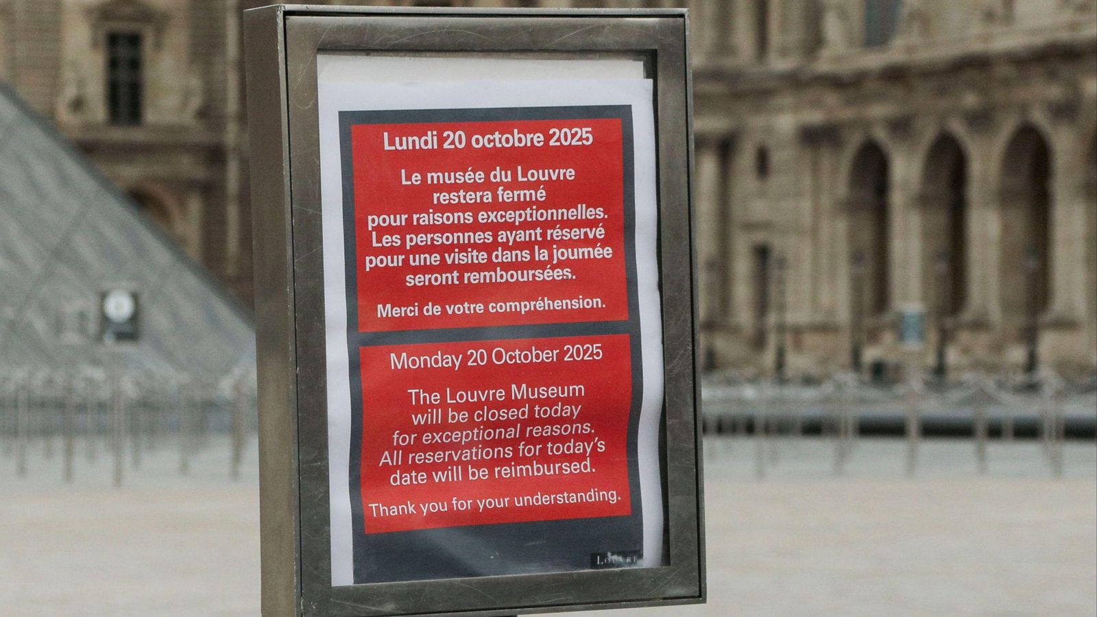 Cartell informatiu del tancament del Museu del Louvre de París, este dilluns Cartell informatiu del tancament del Museu Louvre de París, este dilluns