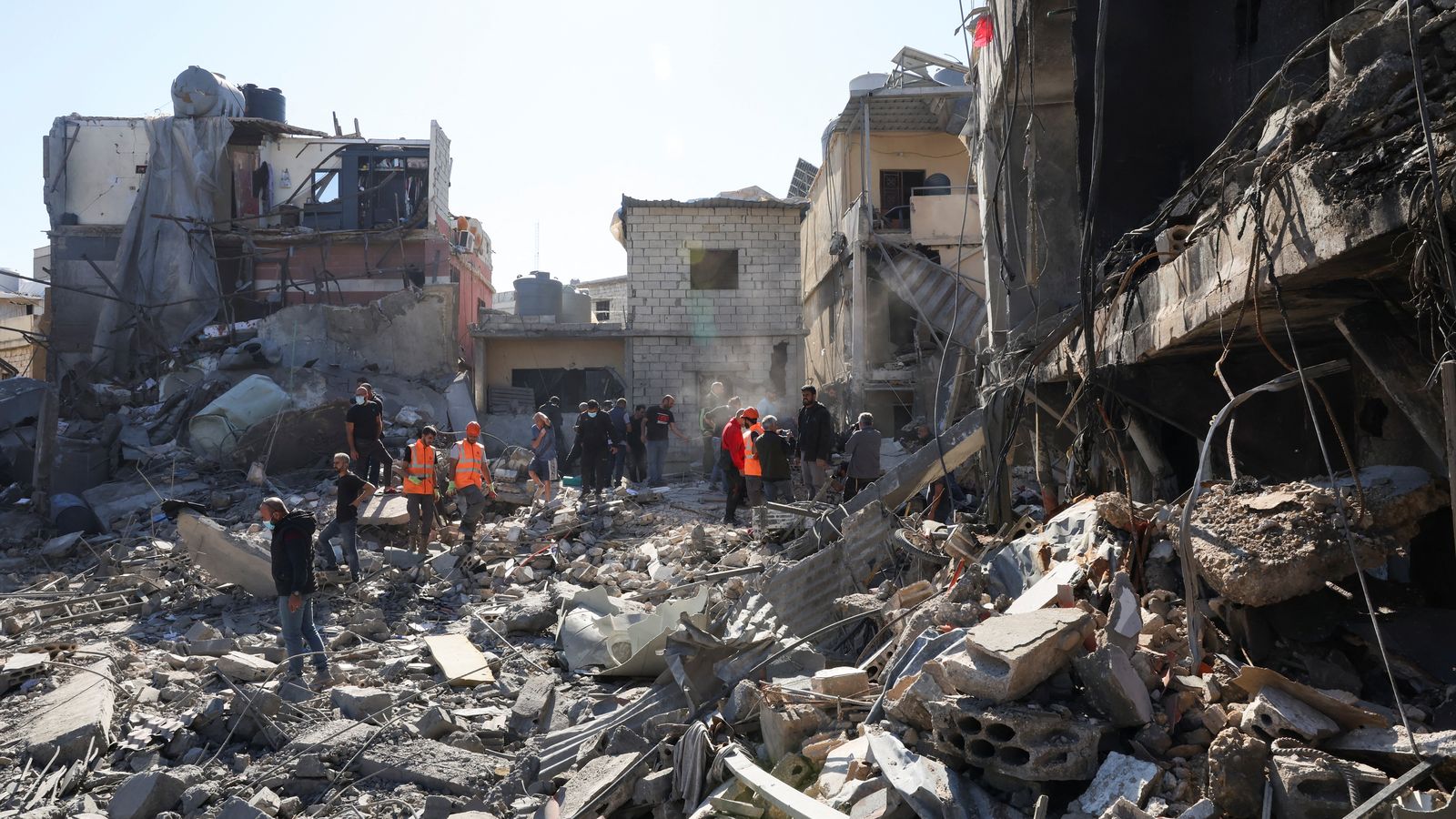 Els equips de rescat libanesos busquen supervivents després de l'atac israelià en les proximitats de l'hospital Rakif Haririr de Beirut