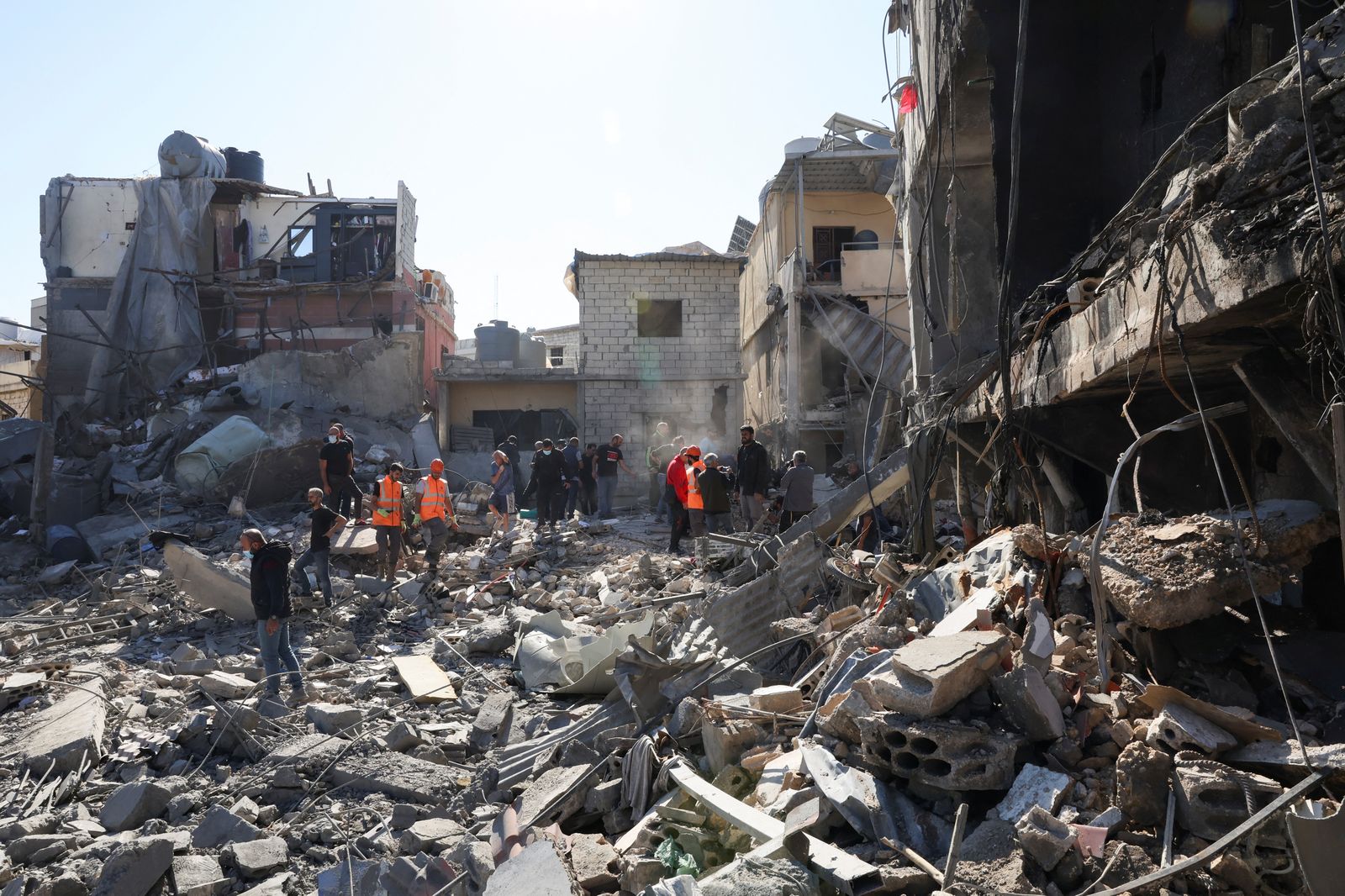 Els equips de rescat libanesos busquen supervivents després de l'atac israelià a les proximitats de l'hospital Rafik Hariri de Beirut