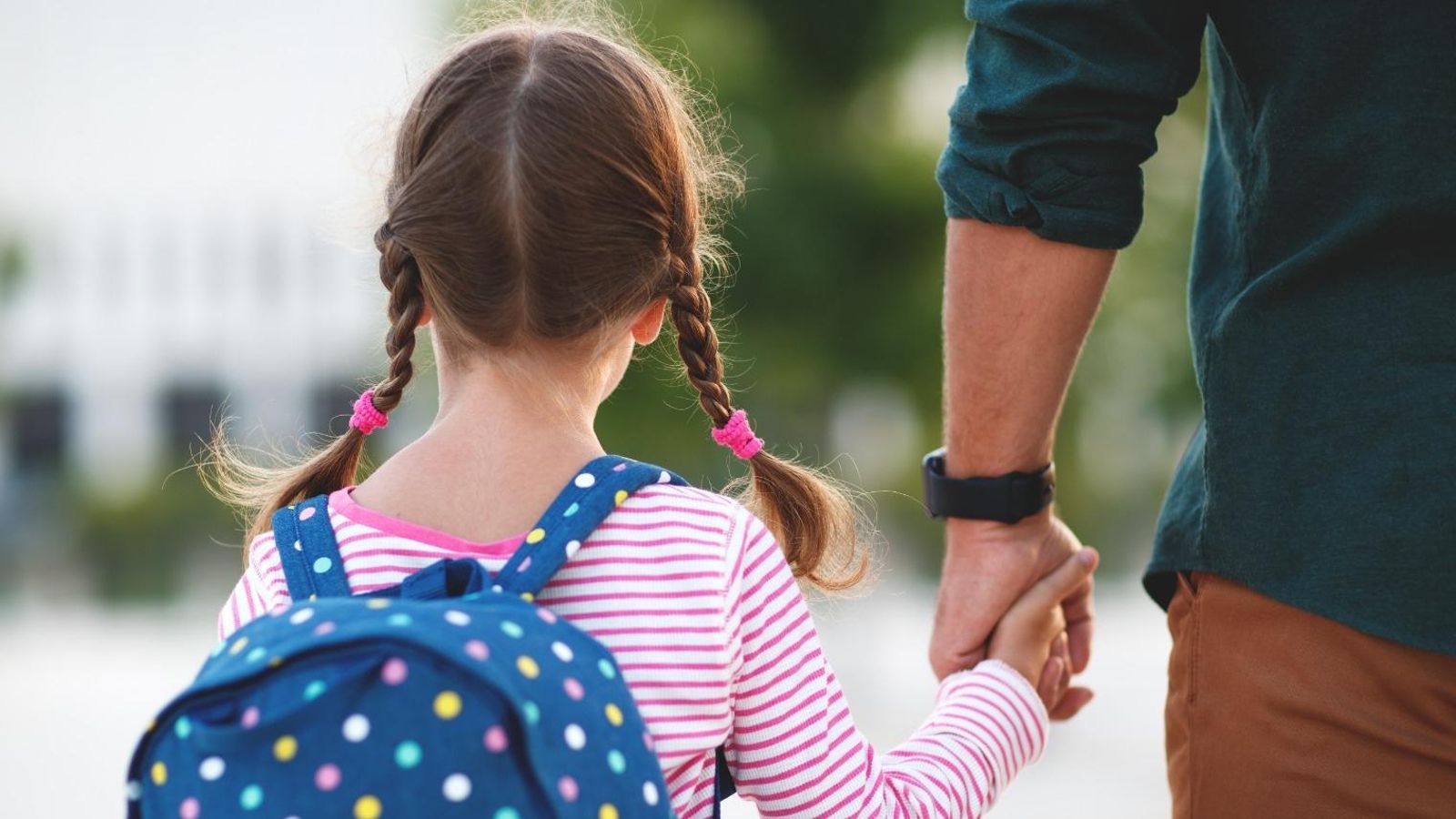 Una escola entrega en una negligència una xiqueta a un desconegut