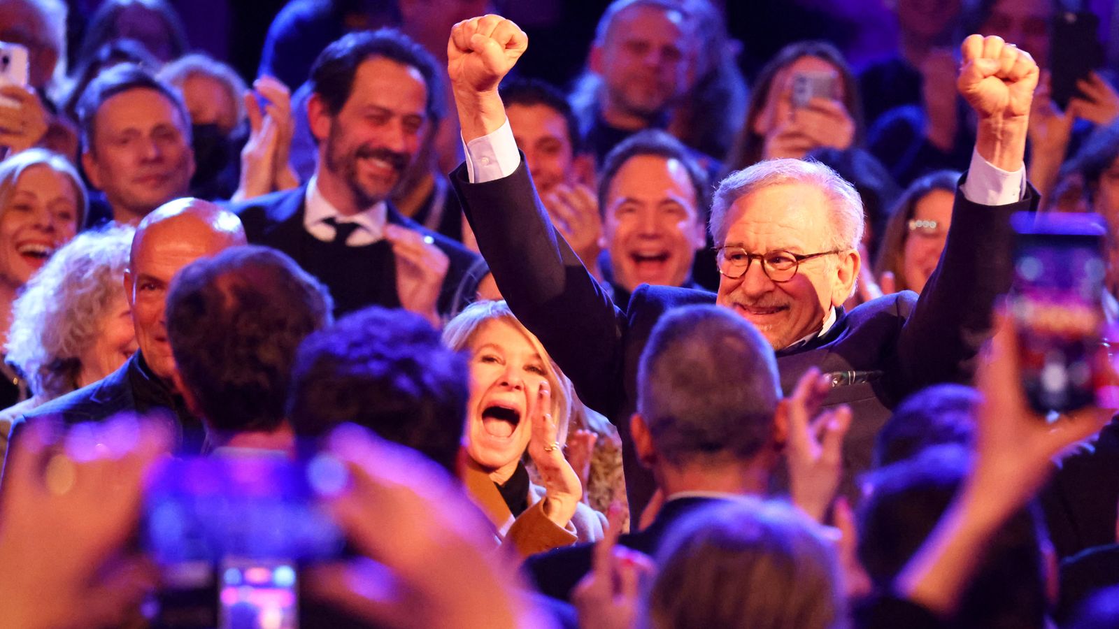 El cineasta Steven Spielberg, victoriós entre el públic, en ser requerit a l'escenari per a recollir l'Os d'or en la cerimònia de la Berlinale
