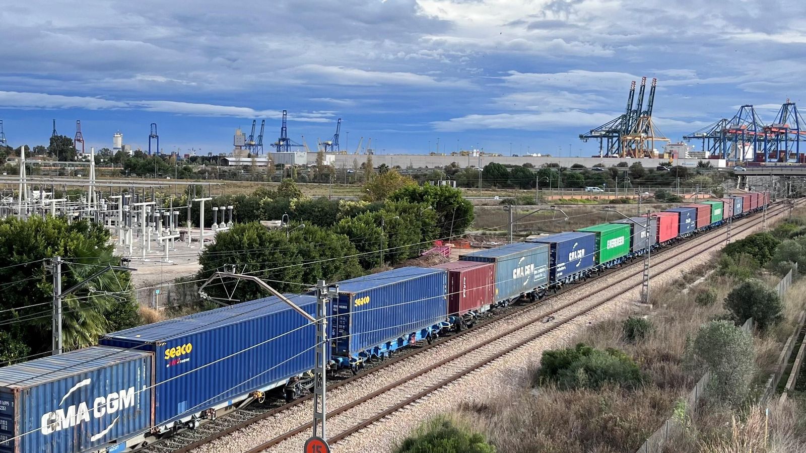 Un tren de contenidors arriba al Port de València