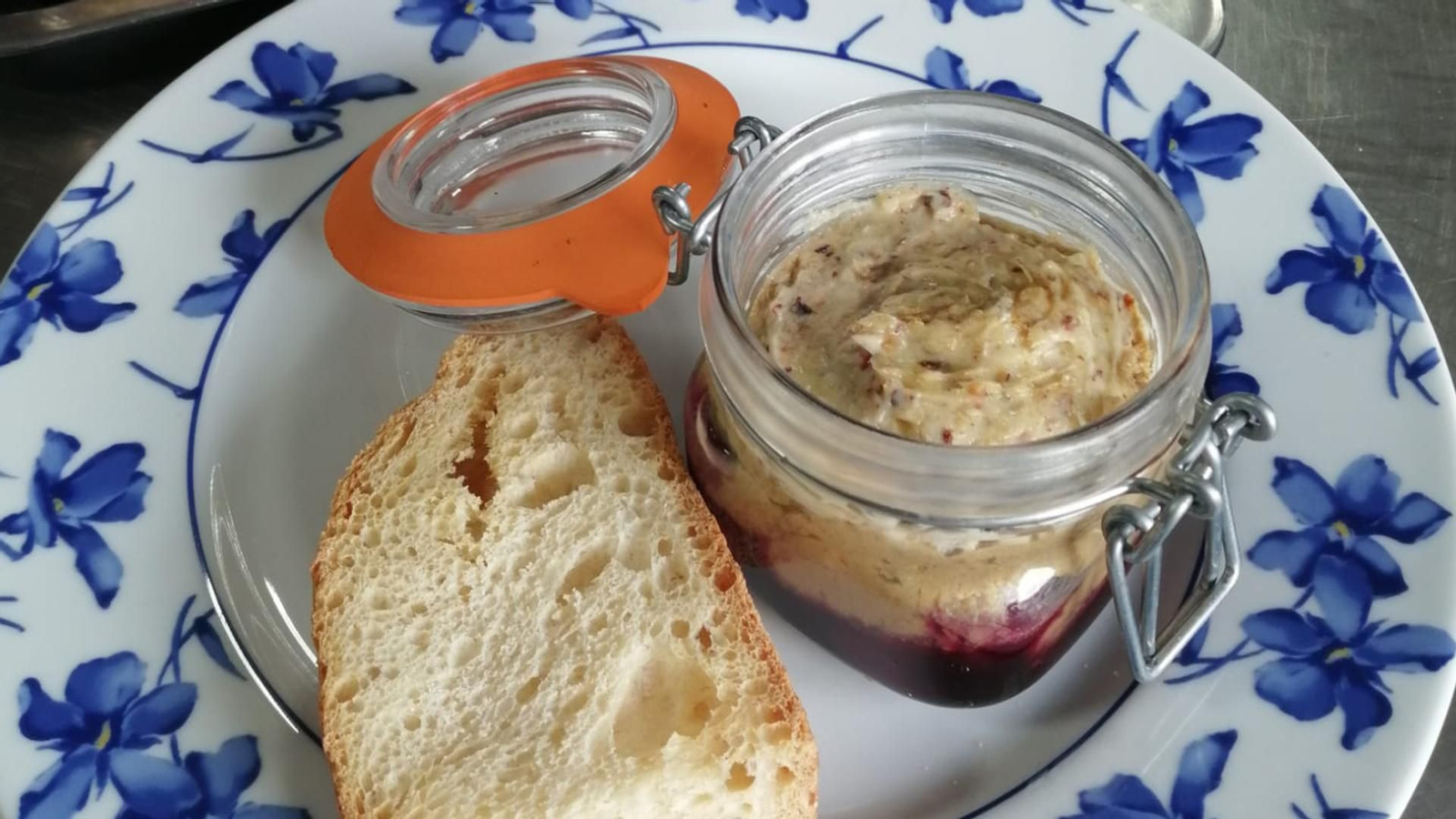 Per a fer el paté s'ha usat corder criat al Maestrat i llet d'ovella d'Els Masets