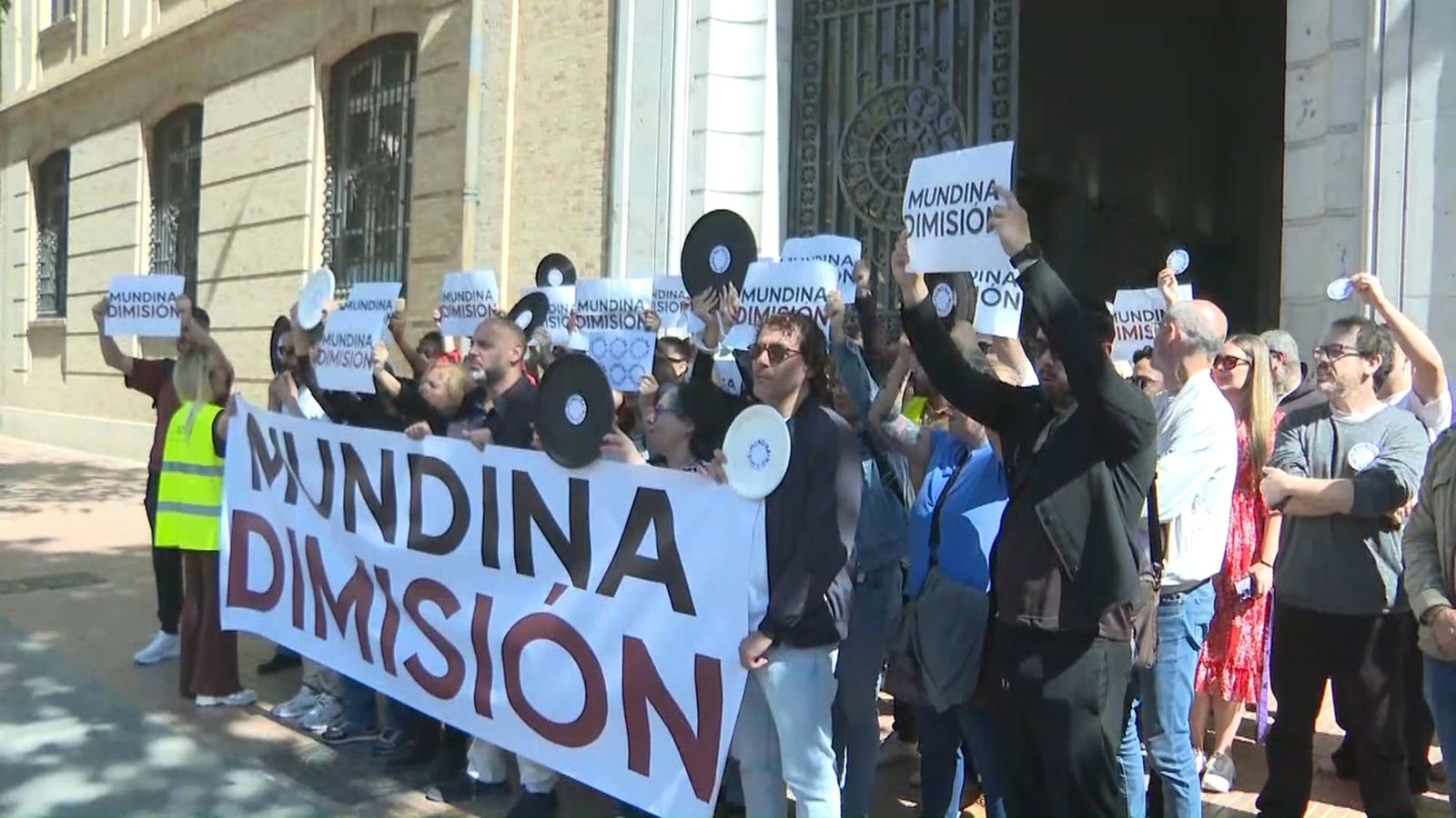 Manifestació del sector de l'oci a les portes de l'edifici de Tabacalera, a València
