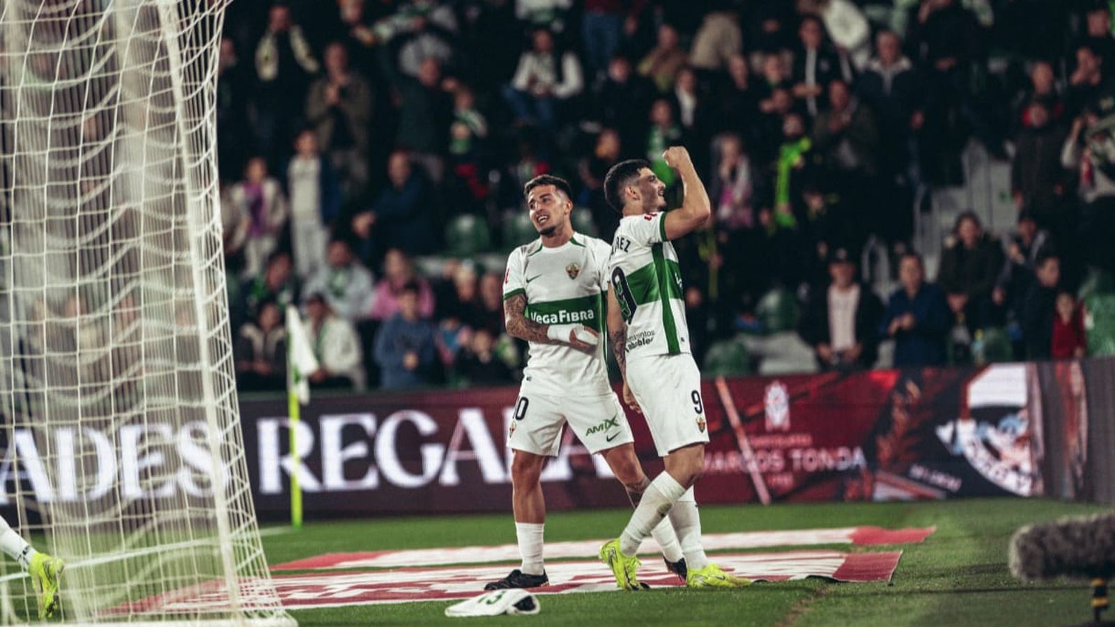 Agustín Álvarez i Nico celebren el primer gol del partit