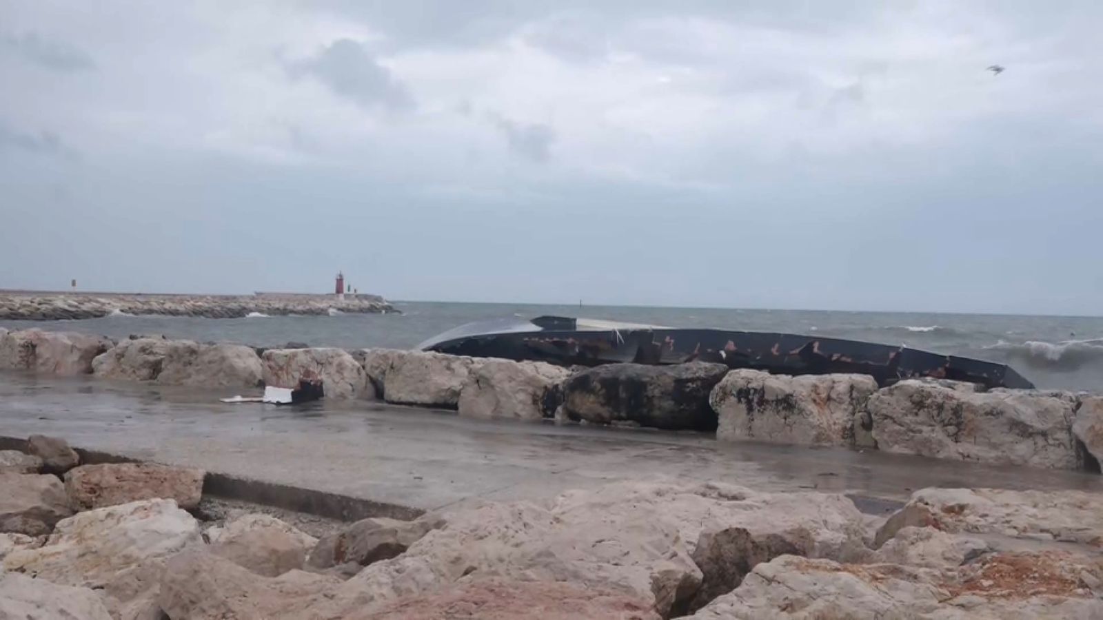 Costa de Dénia este divendres, amb el vaixell que va encallar fa dos dies