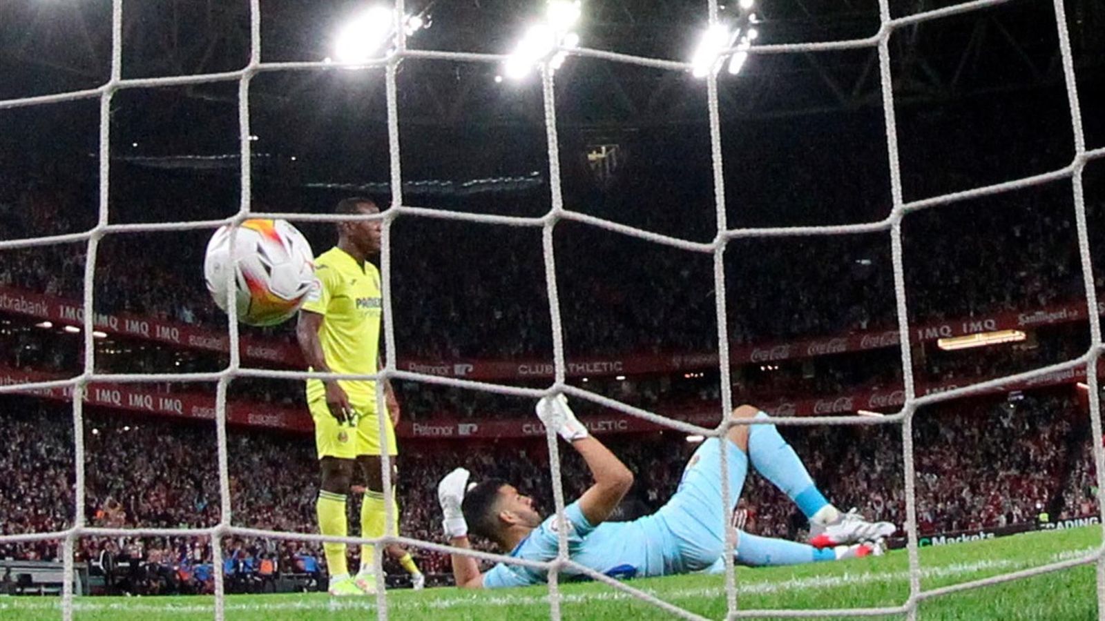 Estupiñán i Foyth, després d'un dels gols de l'Athletic