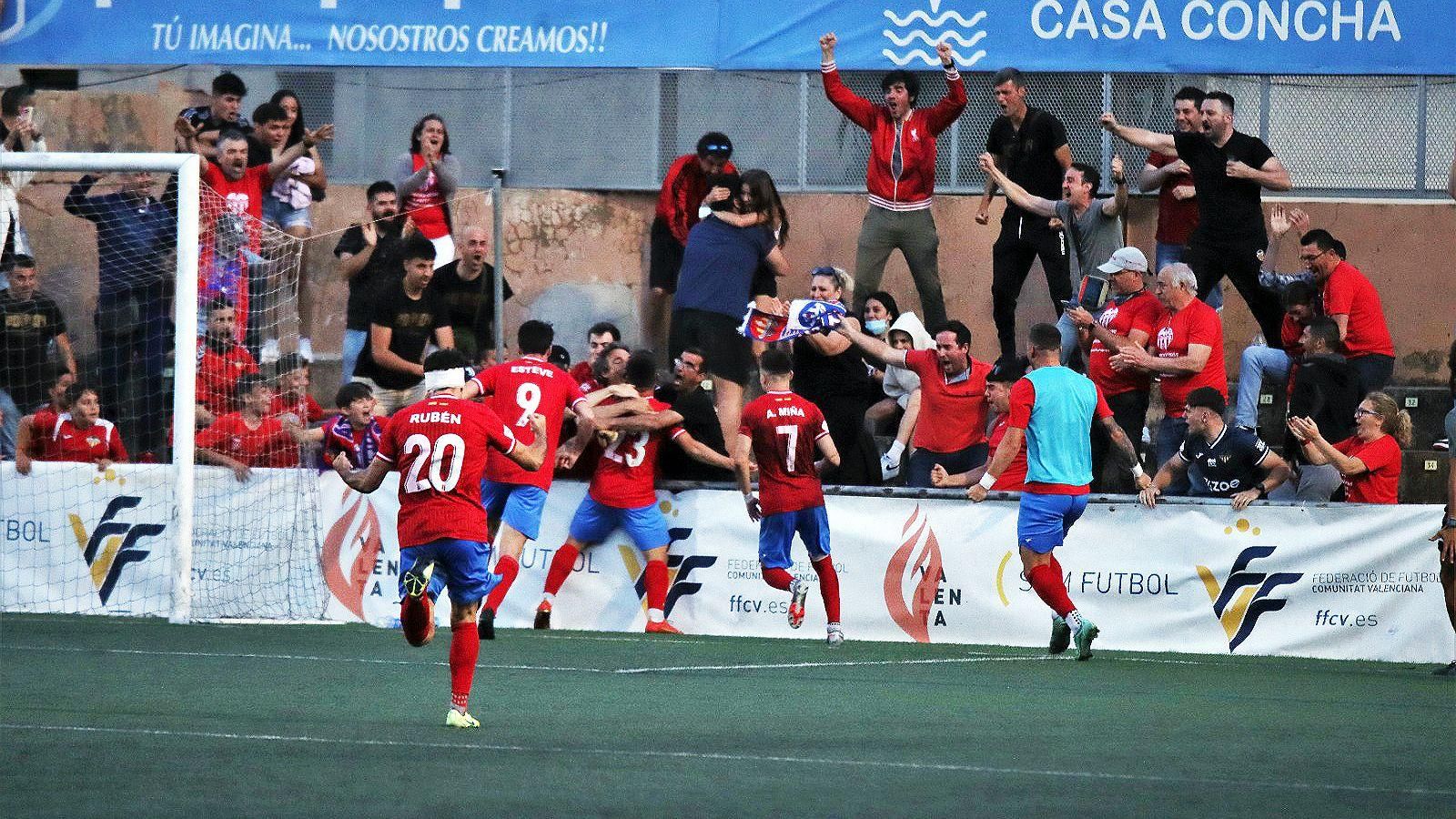 Els jugadors de l'Atlètic Saguntí celebren el gol de la victòria