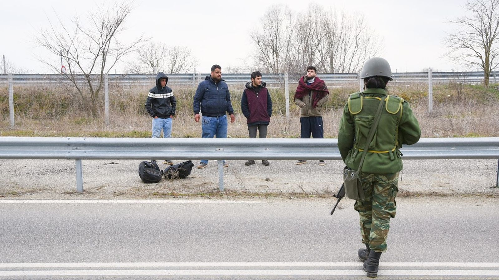 Militars grecs detenen un grup de refugiats sirians després de creuar la frontera prop de Soufli