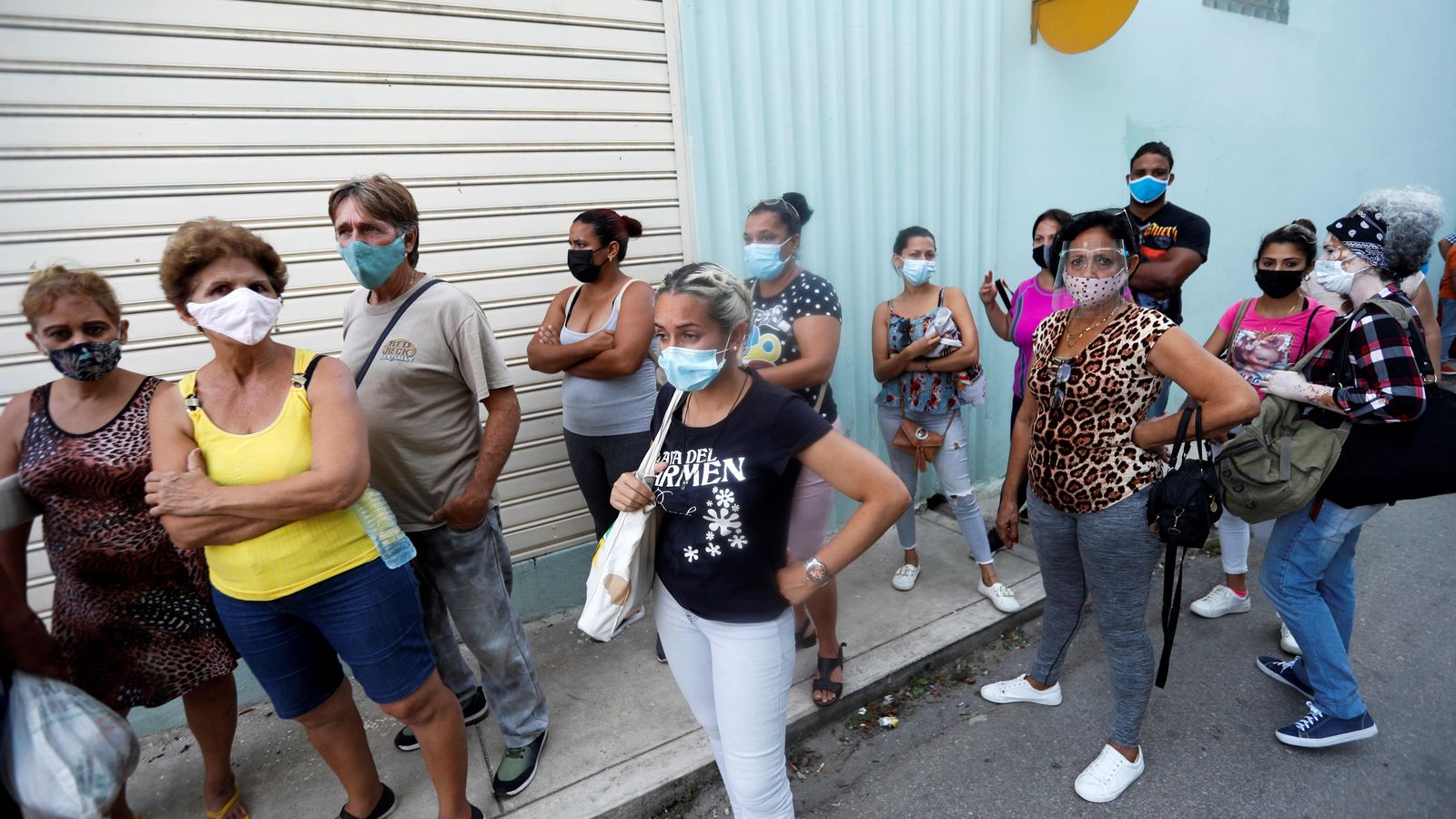Un grup de dones es reuneix prop de l'estació de policia del carrer Zanja, en l'Havana (Cuba) per a exigir que alliberen els seus familiars detinguts