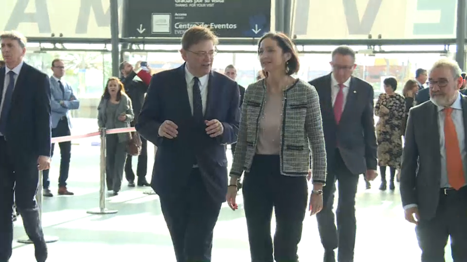 El president de la Generalitat, Ximo Puig, conversa amb la ministra d'Indústria, Reyes Maroto, en la inauguració de Cevisama