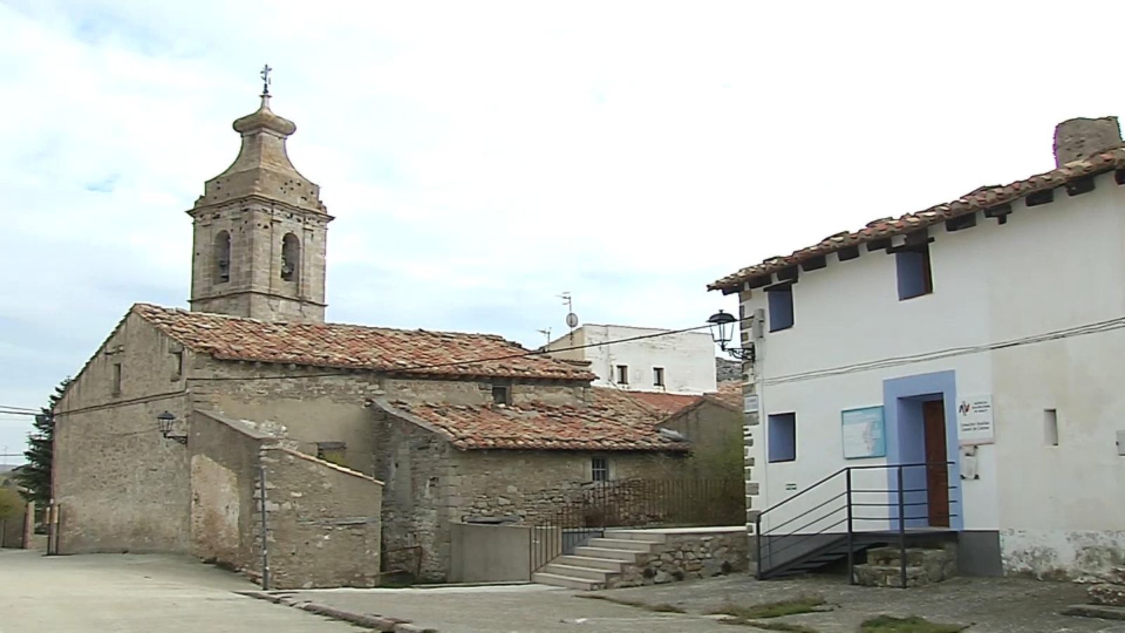 L'església de salut i el consultori de Castell de Cabres dos dels escassos edificis públics que té aquest municipi de la Tinença