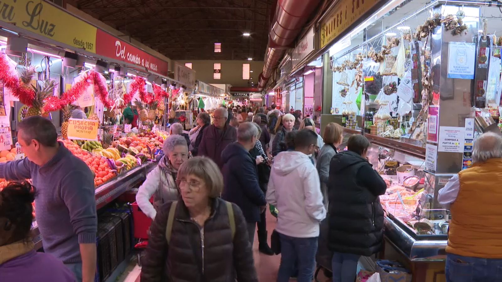 Últimes compres al Mercat del Cabanyal de València.