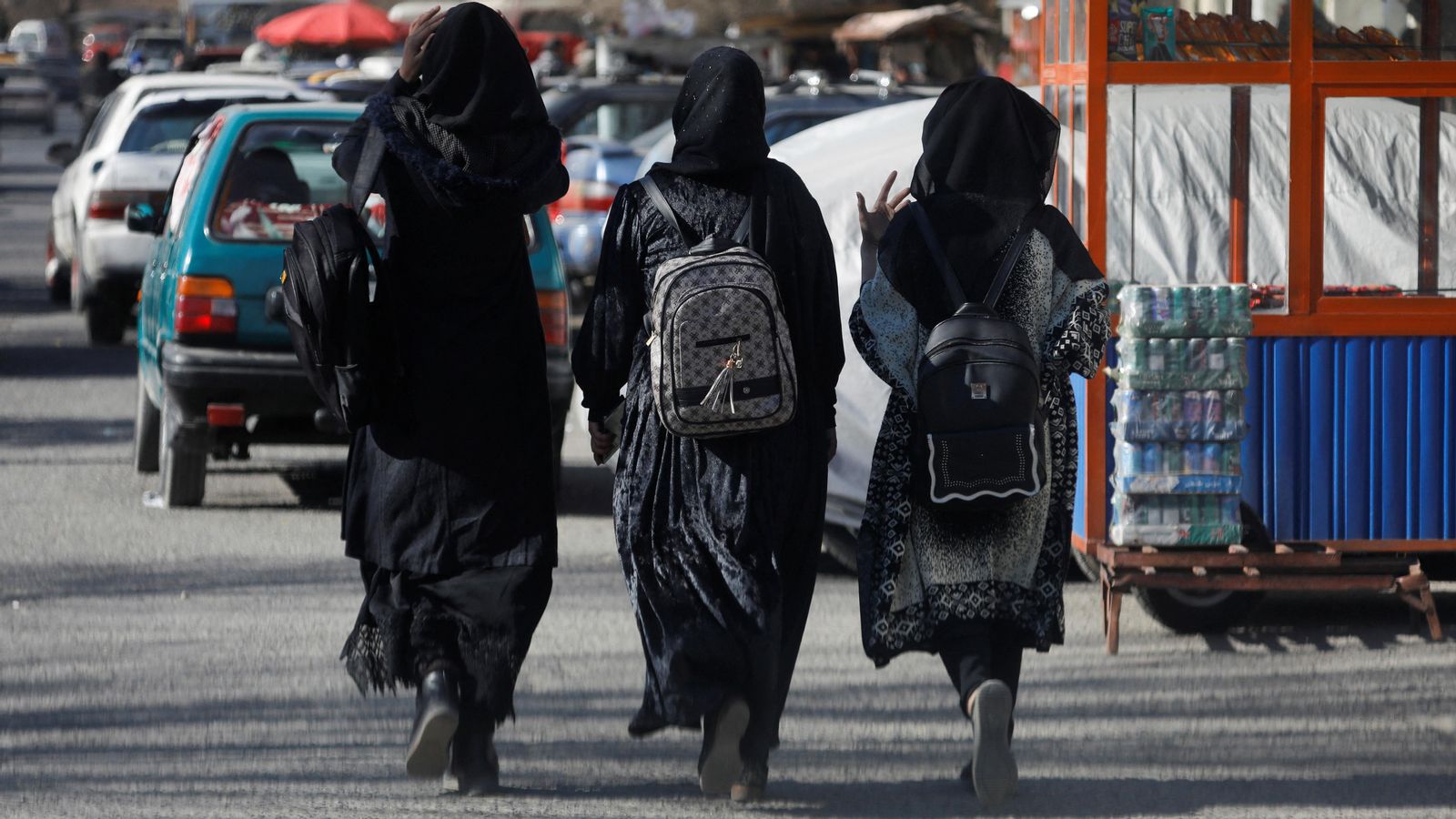 Universitàries afganeses tornen a casa després de comprovar que no els deixaven entrar a la Universitat de Kabul