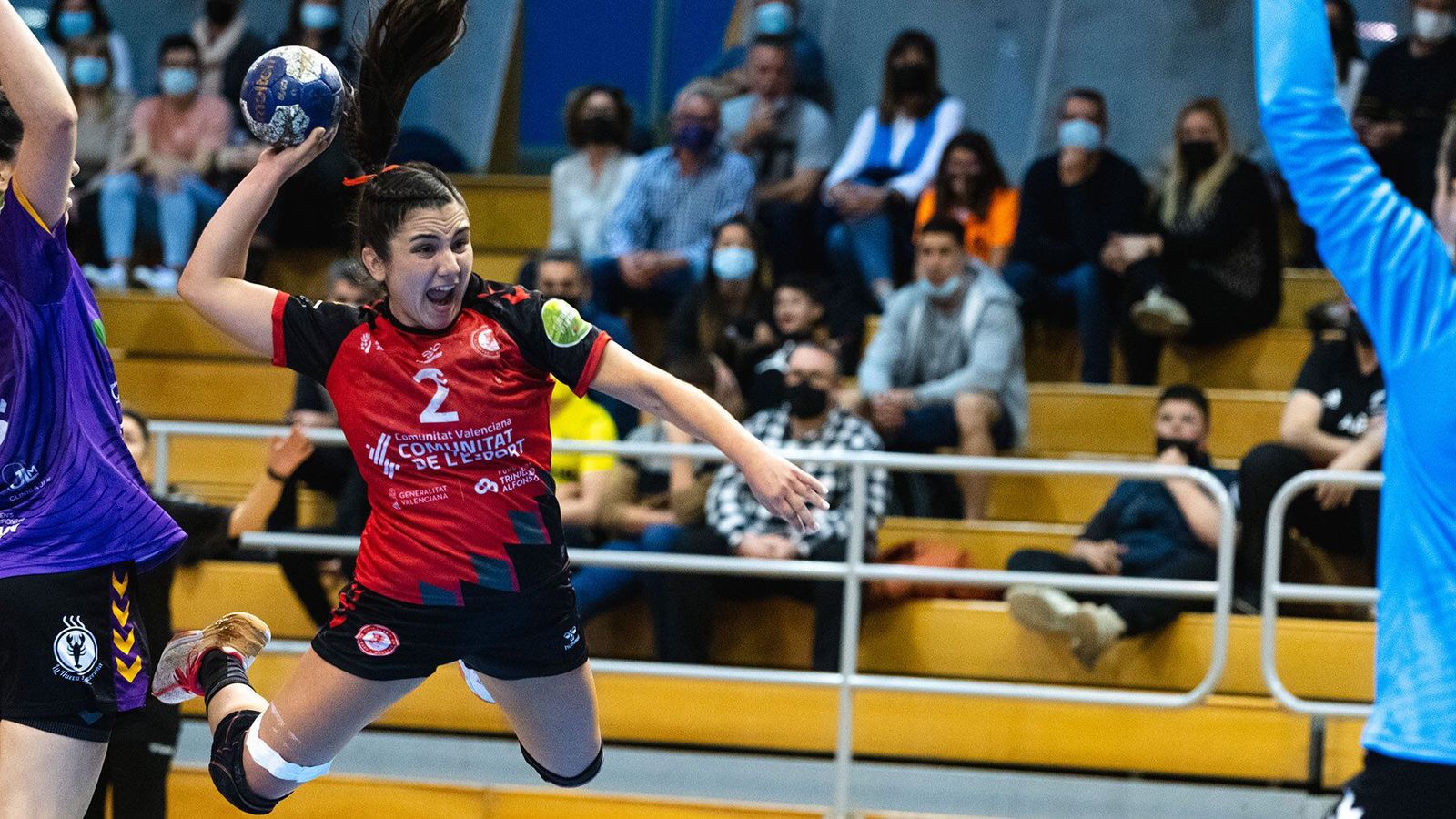 Malena Guerisoli intenta un llançamemt a porteria