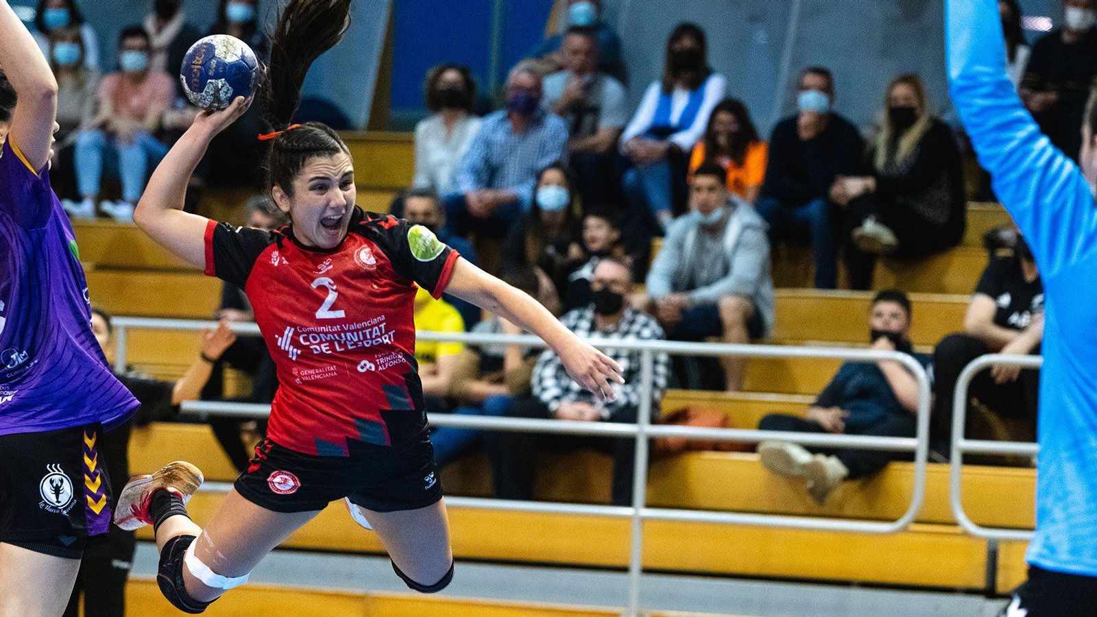 Malena Guerisoli intenta un llançamemt a porteria Malena Guerisoli intenta un llançamemt a porteria