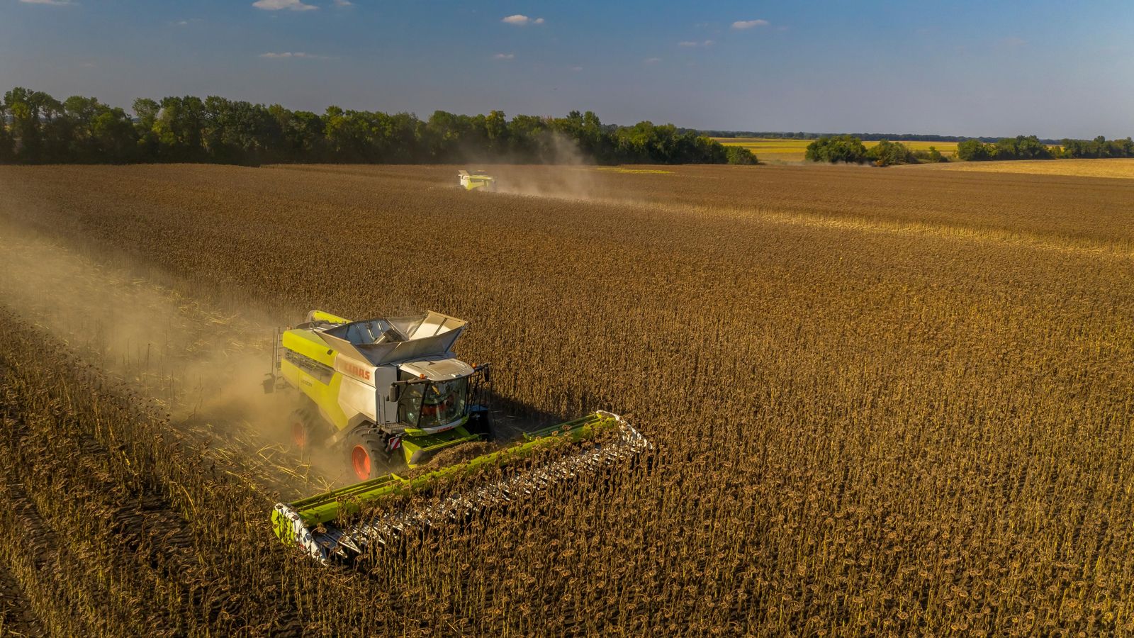 Imatge de dron de la collita de cereals a Ucraïna Imatge de dron de la collita de cereals a Ucraïna