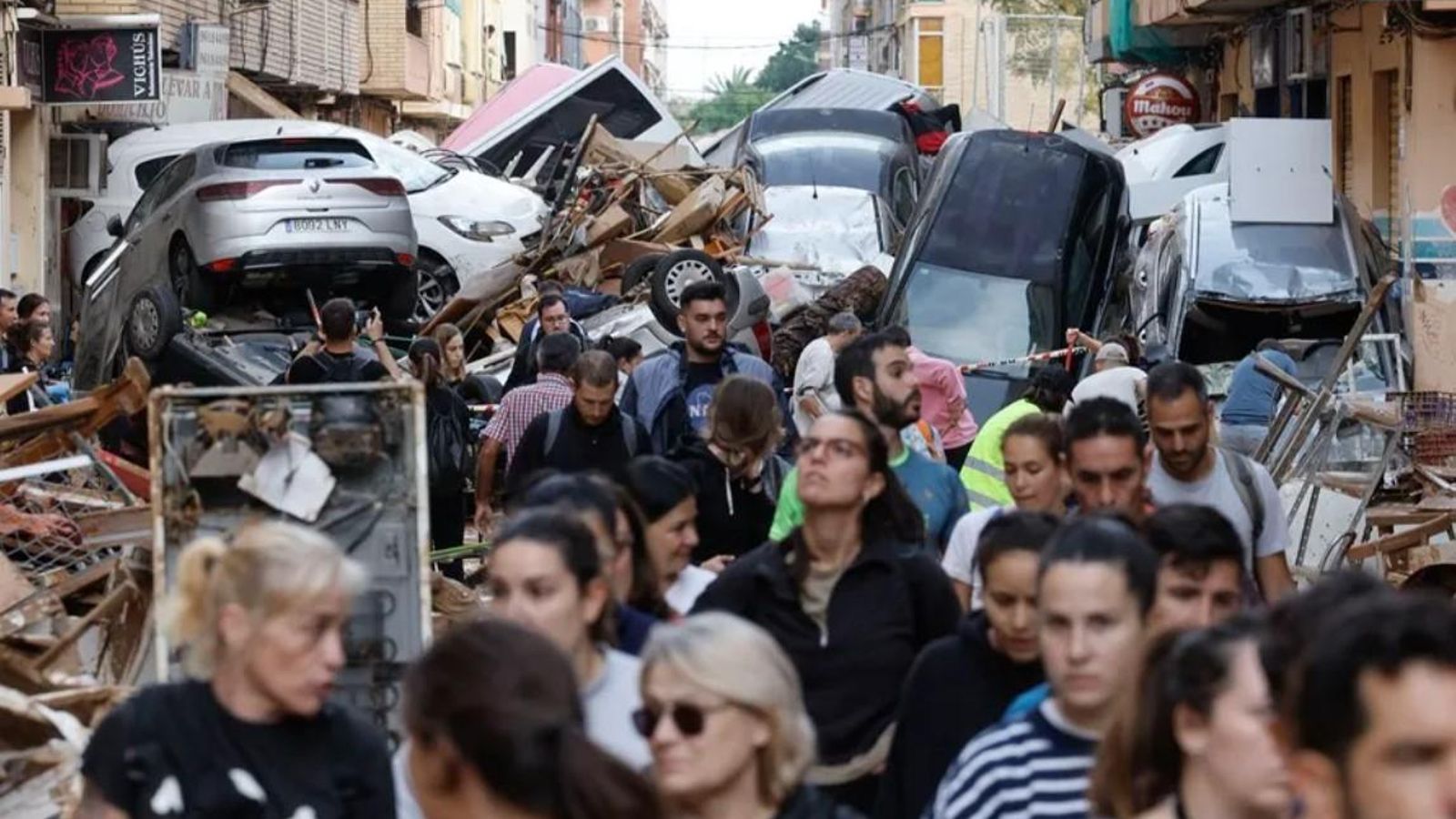 Escenes de mobilització des de carrers inundats de voluntaris de diverses comunitats treballen en els pobles per a ajudar després de la dana