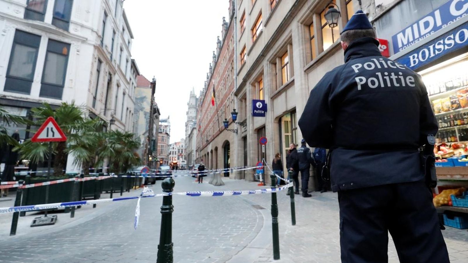 Un policia vigila els voltants del lloc de l'atac a Brussel·les