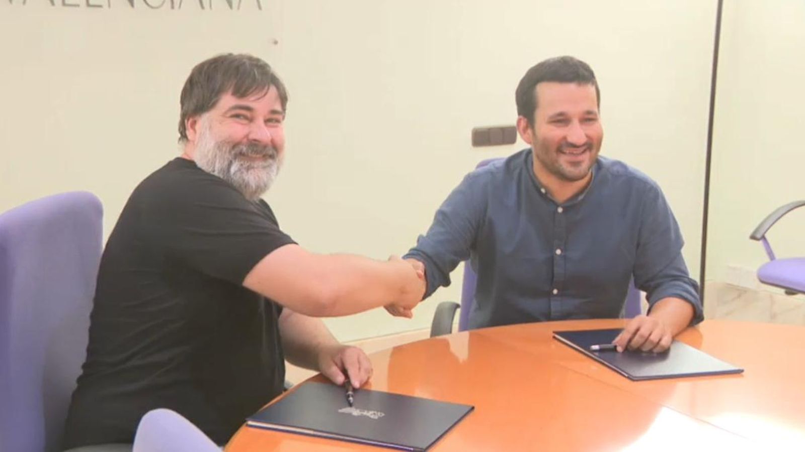 El president de la Federació Coordinadora de Muixerangues del País Valencià, Enric Sorribes, i el conseller Vicent Marzà