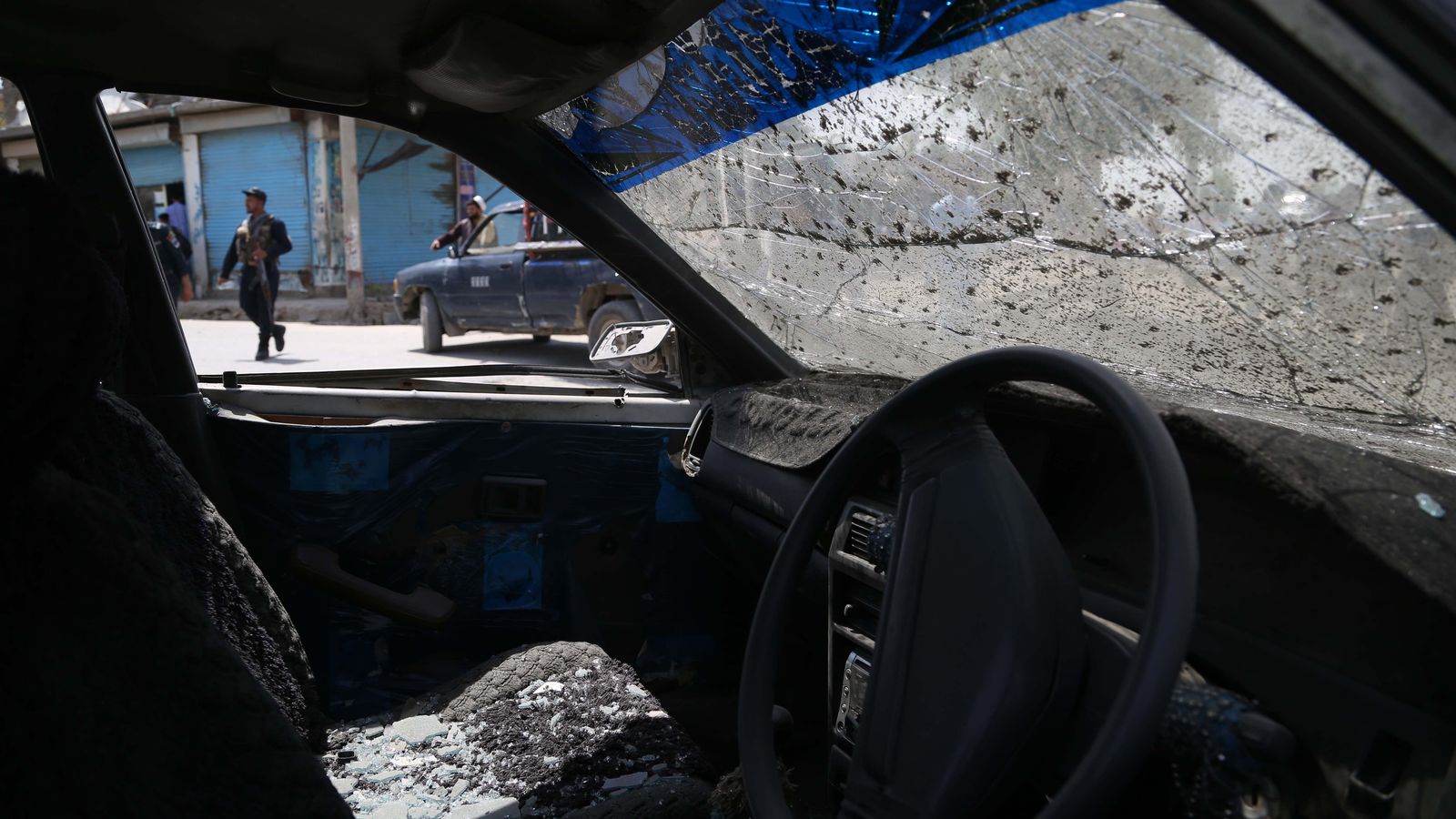 Vehicle afectat per l'explosió d'una bomba. Afganistan (arxiu)