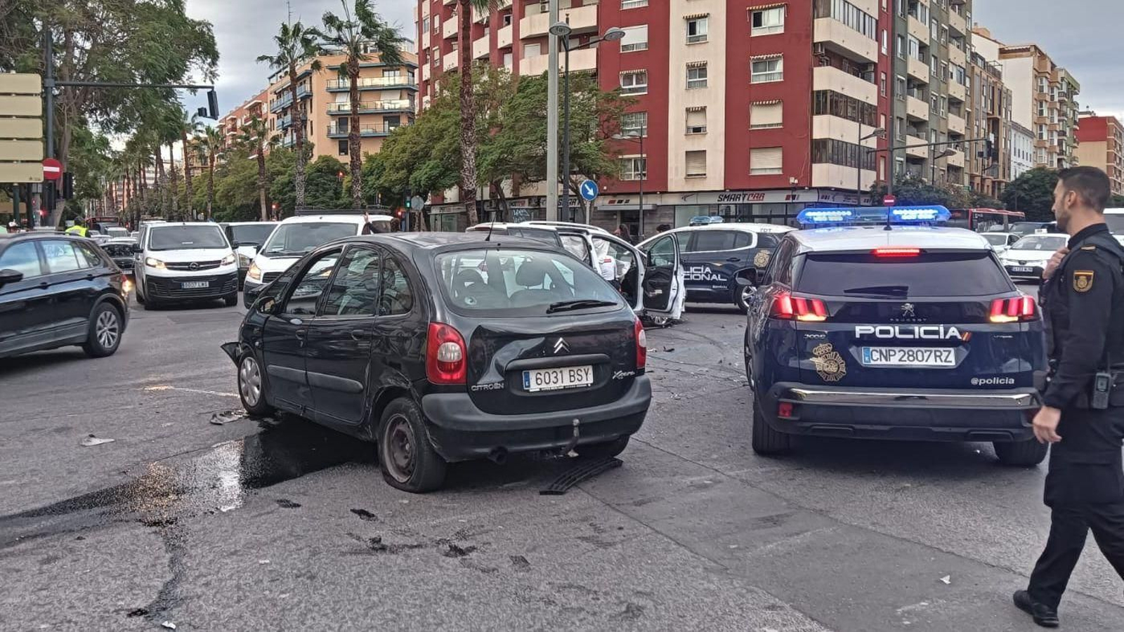 En primer pla, el vehicle que presumptament ha causat l'accident i, de fons, el turisme blanc que ha rebut el colp