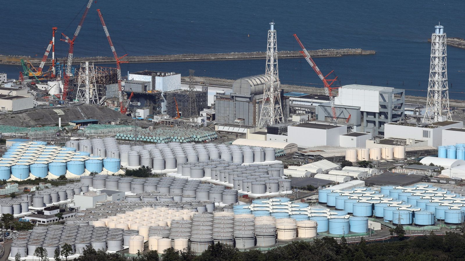 Vista aèria de la central de Fukushima, que ha començat la segona descàrrega d’aigua amb elements radioactius