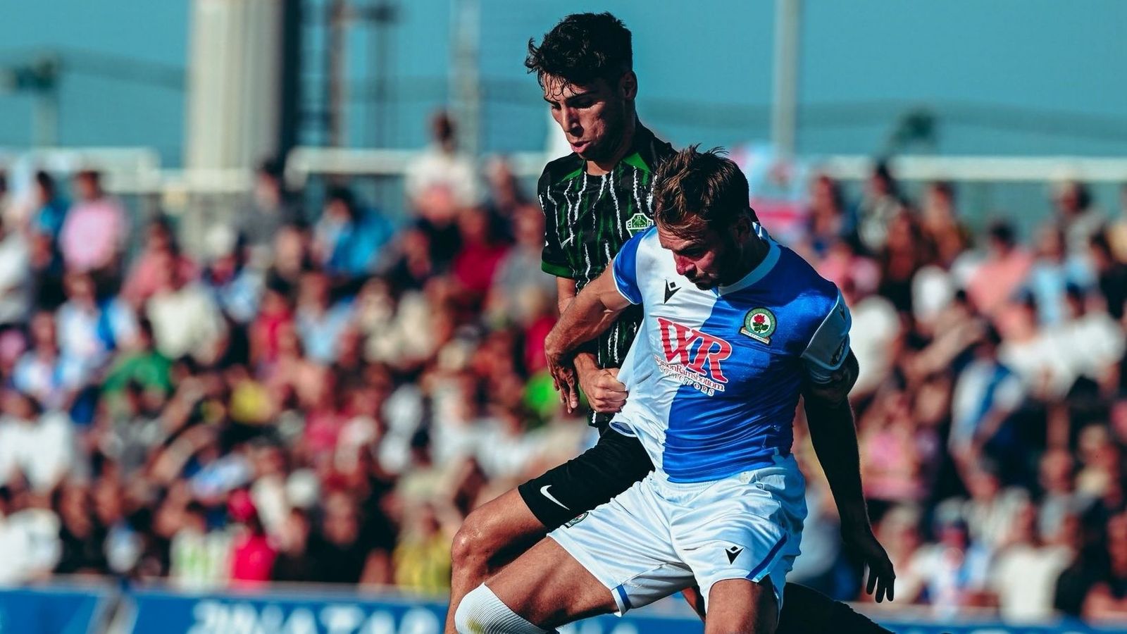 Dos jugadors pugnen per la pilota