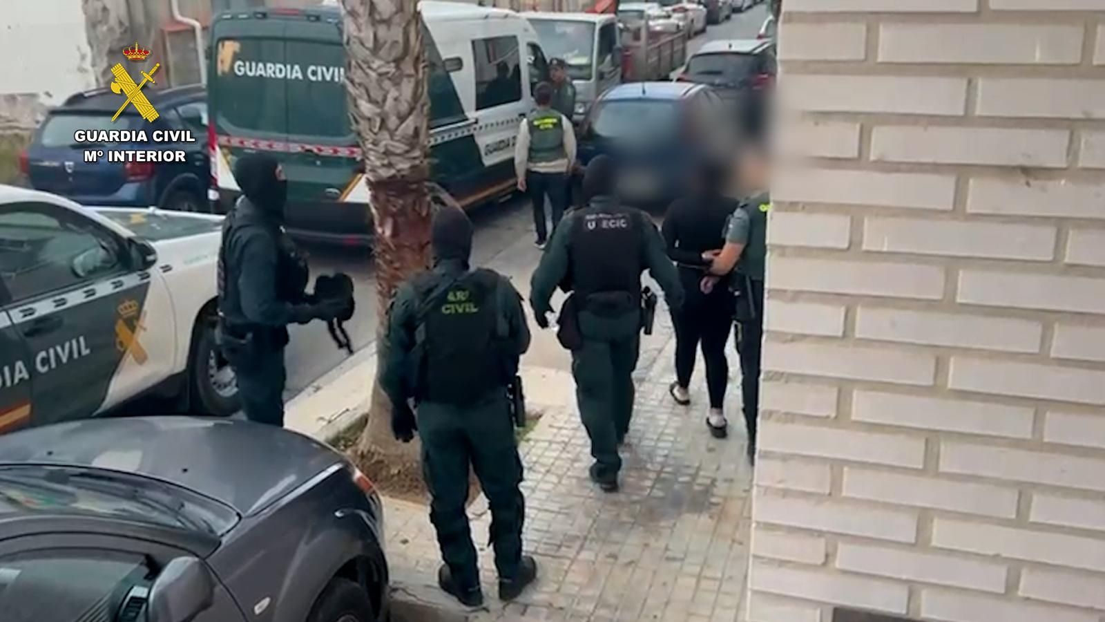 Un moment de la intervenció dels agents de la Guàrdia Civil que han dut a terme a Vilamarxant