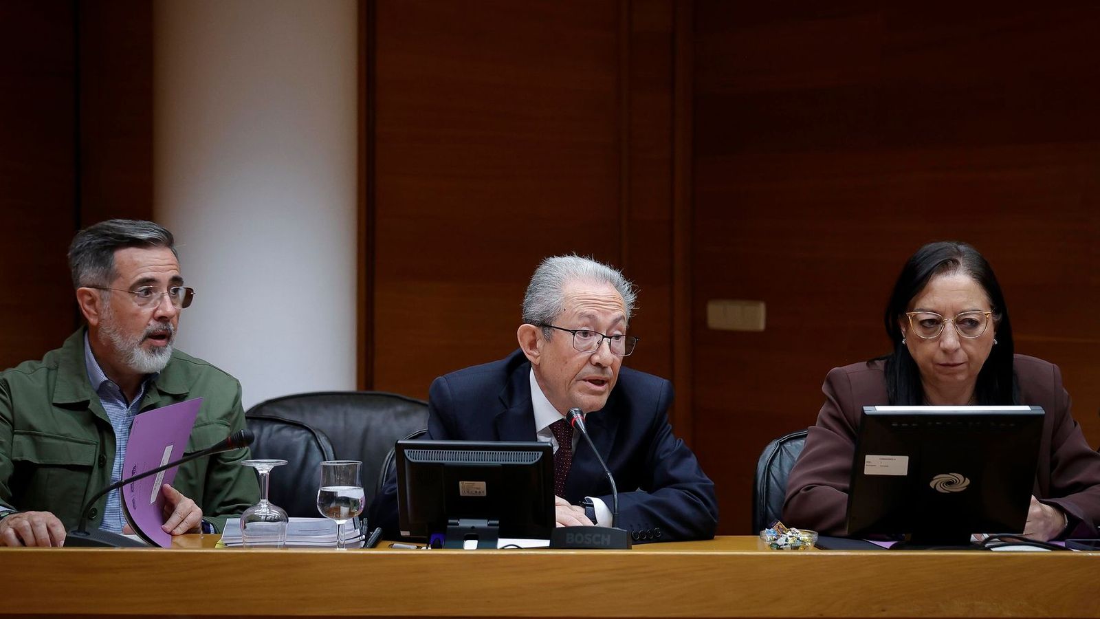 Al centre, el síndic, Ángel Luna, escortat pel vicepresident de les Corts, el popular Alfredo Castelló, i la presidenta, Llanos Massó, de Vox