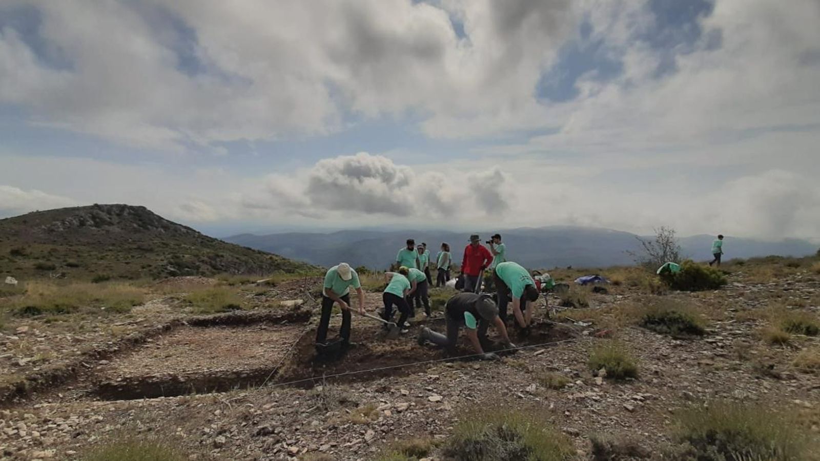 L’equip de professionals comença les exhumacions de la fossa número 2