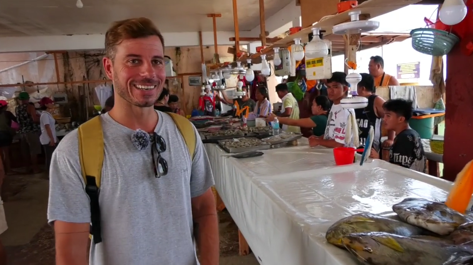 Amb Luis visitarem Siargao, una illa situada al sud-est del país, famosa entre els amants del surf