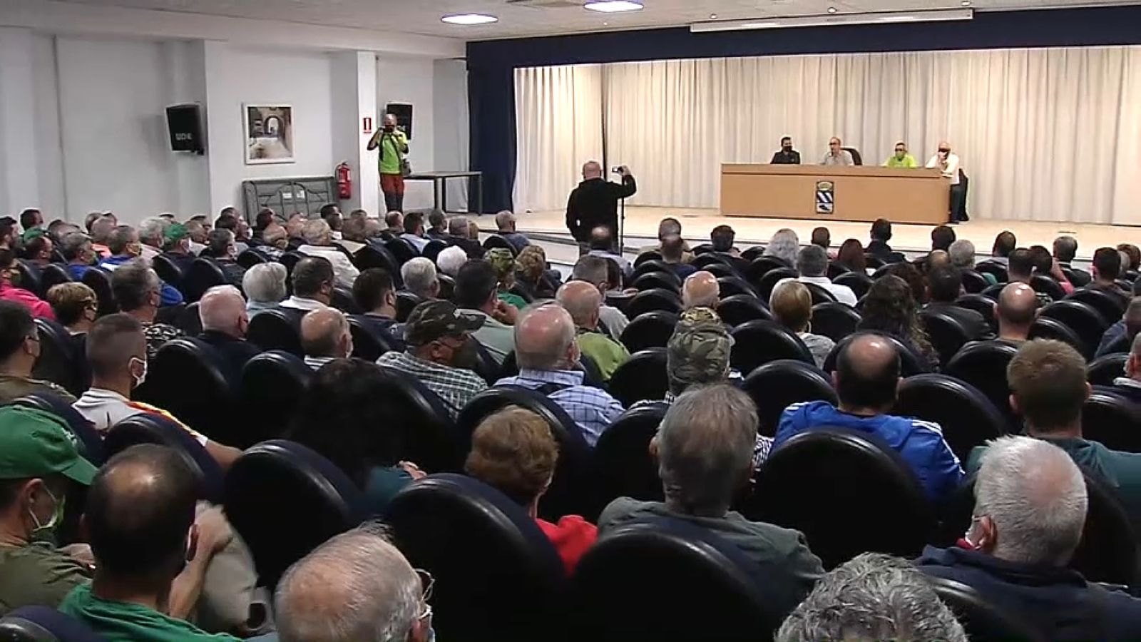 Trovada organitzada per Apaval en defensa de la cistella malla