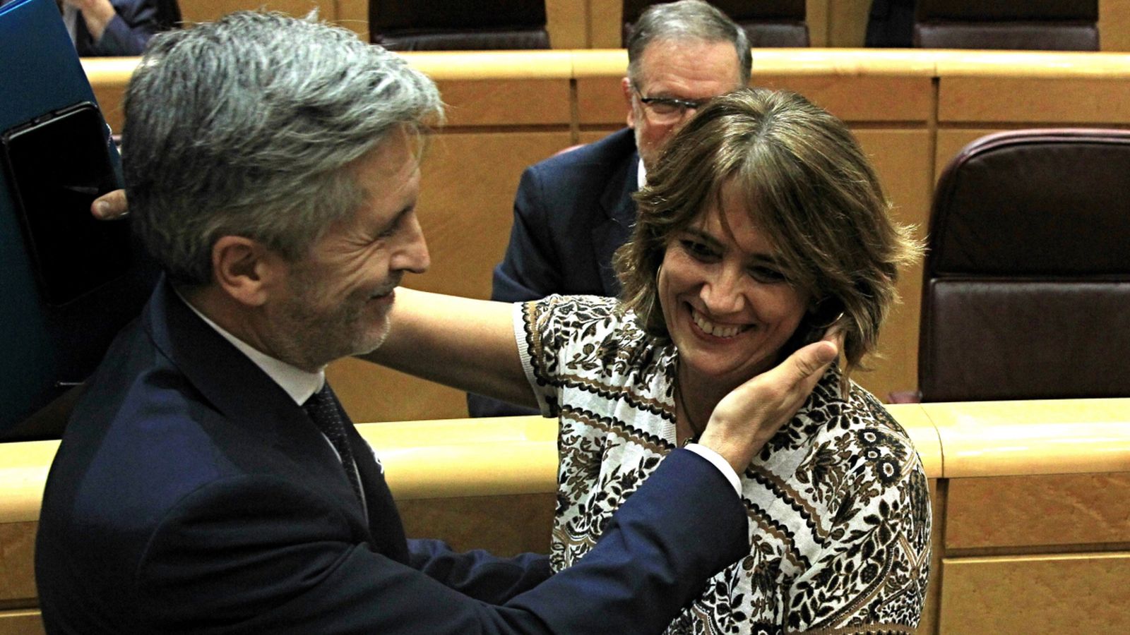 El ministre d’Interior, Fernando Grande-Marlaska, saluda efusivament la ministra de Justícia, Dolores Delgado, al Senat