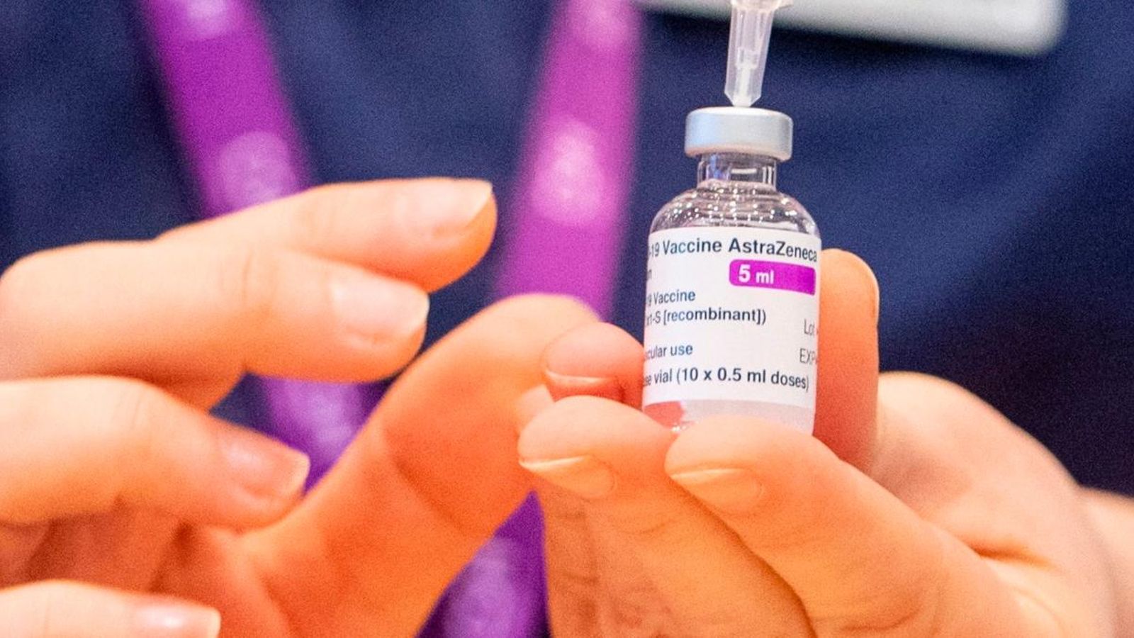 Imatge d'arxiu d'una dosi de la vacuna d'AstraZeneca Imatge d'arxiu d'una dosi de la vacuna d'AstraZeneca