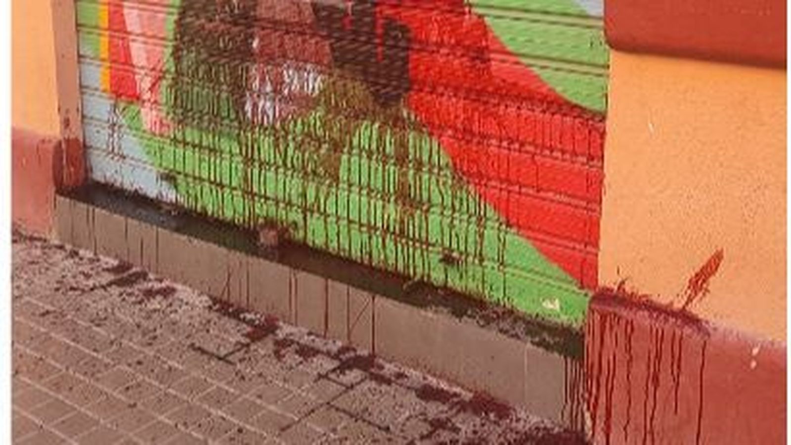 Una imatge de la façana vandalitzada