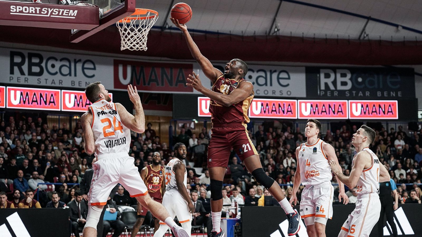 El jugador del Reyer Venezia, Kabengele en una acció del partit