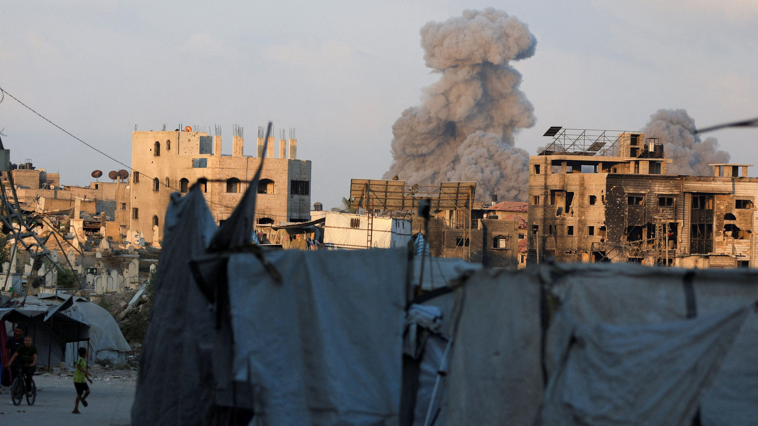 Columna grisa fumejant després d'un bombardeig israelià a la Ciutat de Gaza