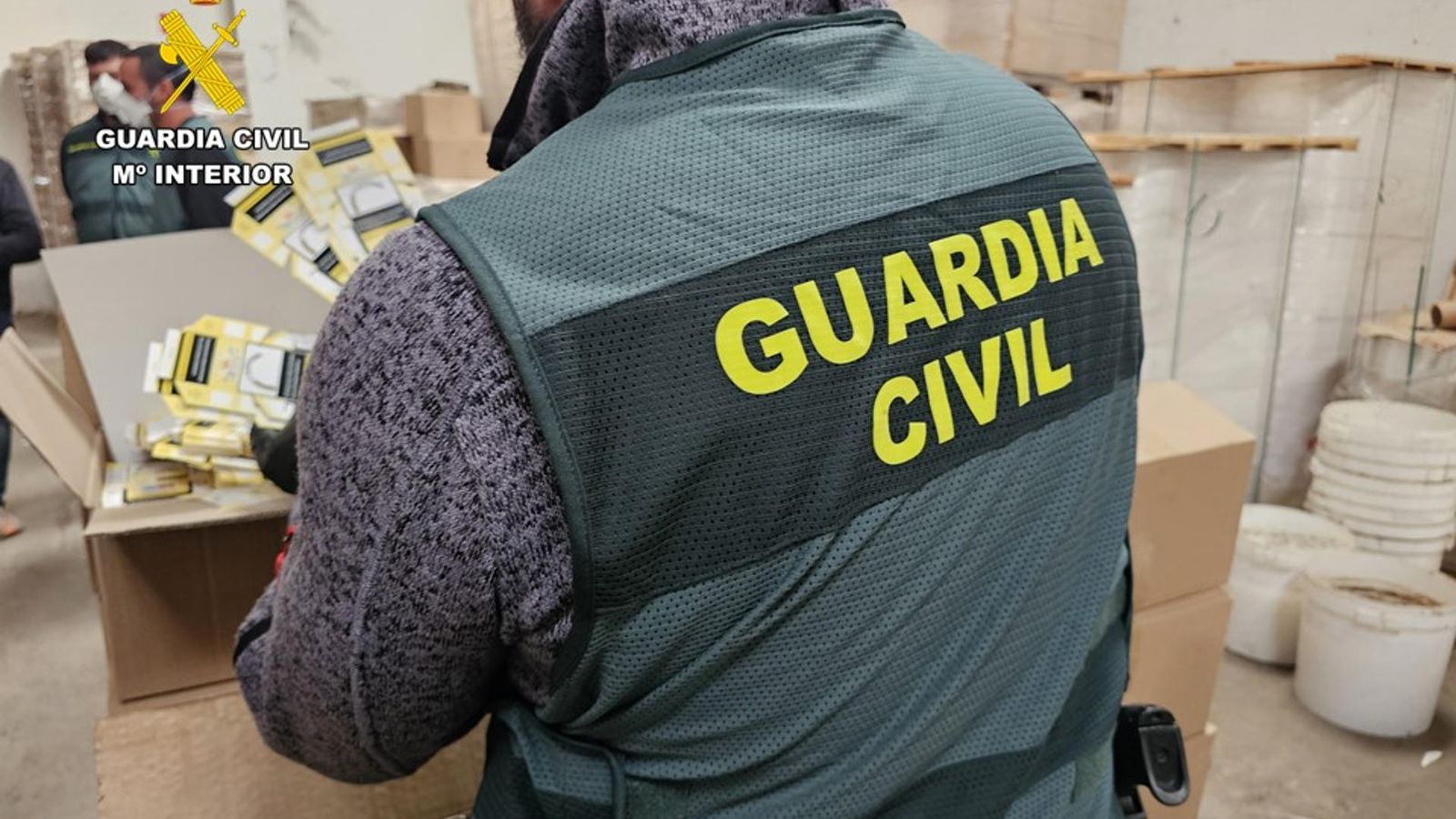 Desmantelen una macrofàbrica il·legal de tabac a Muro d'Alcoi