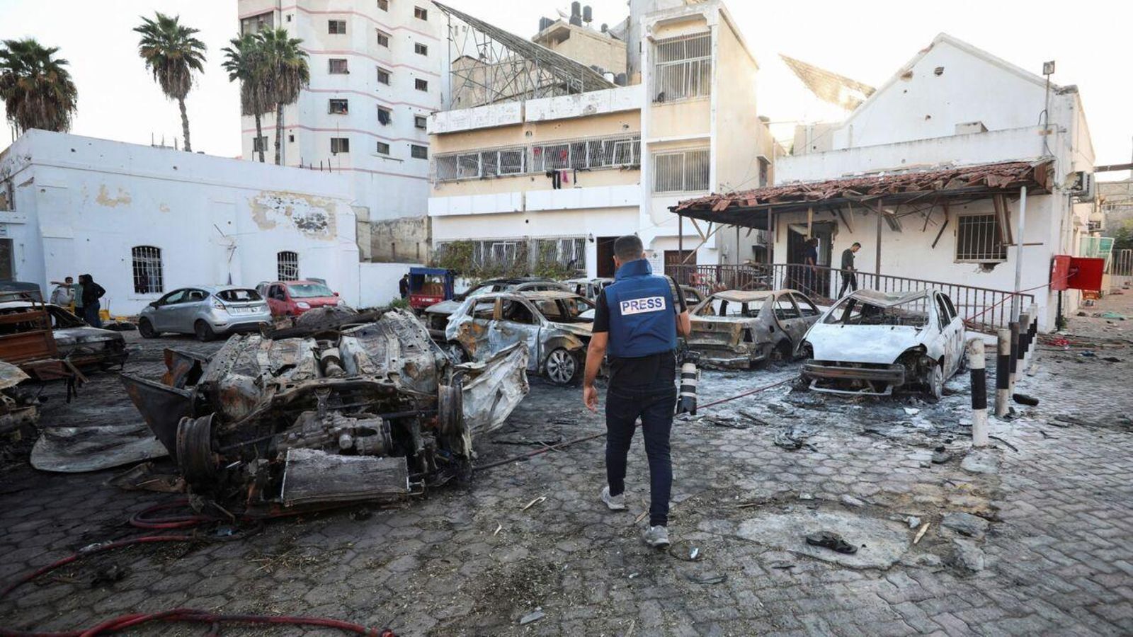 Un periodista camina entre les runes en els voltants de l'hospital Al-Ahli a Gaza