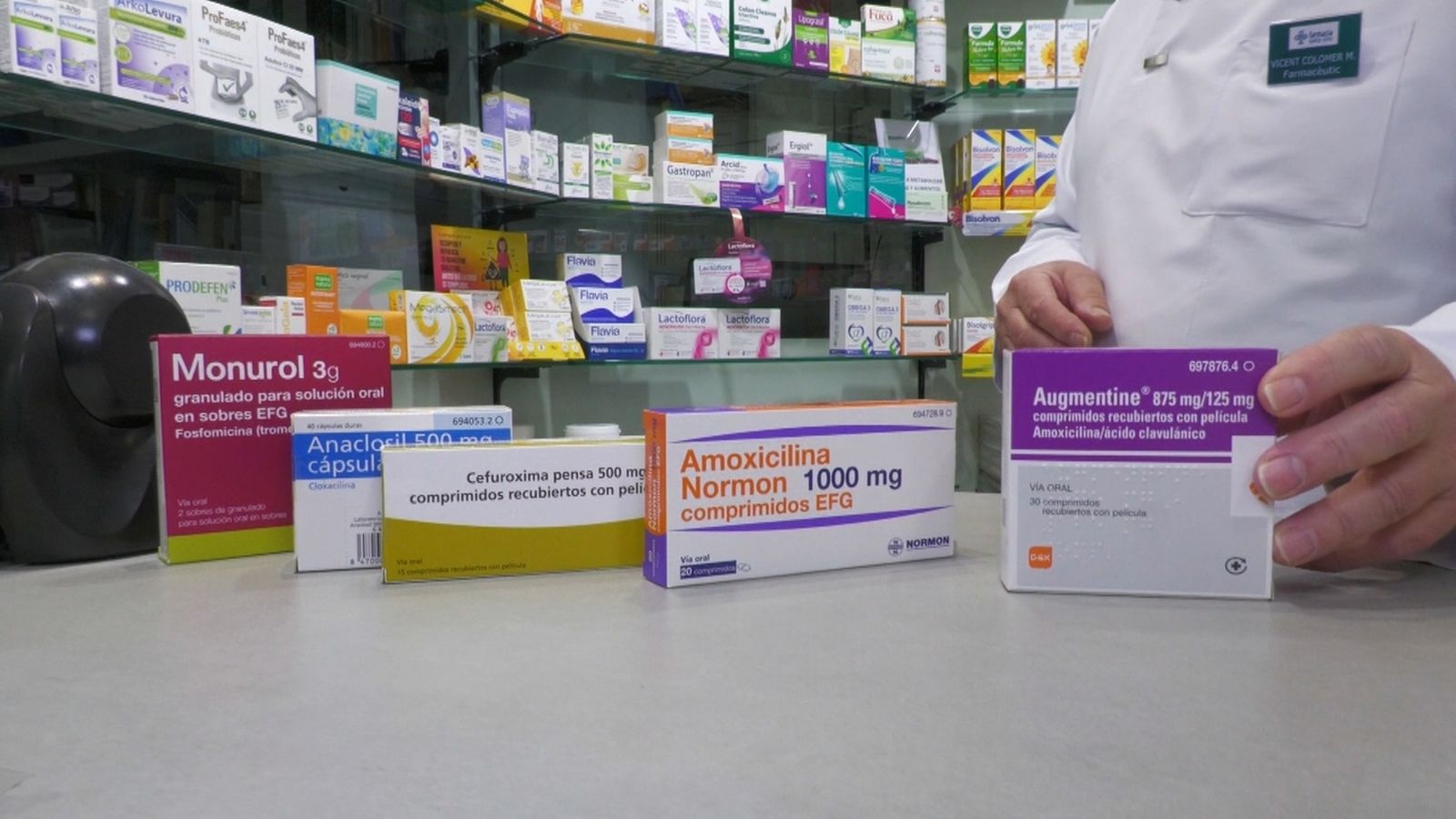 Caixetes de medicaments al mostrador d'una farmàcia