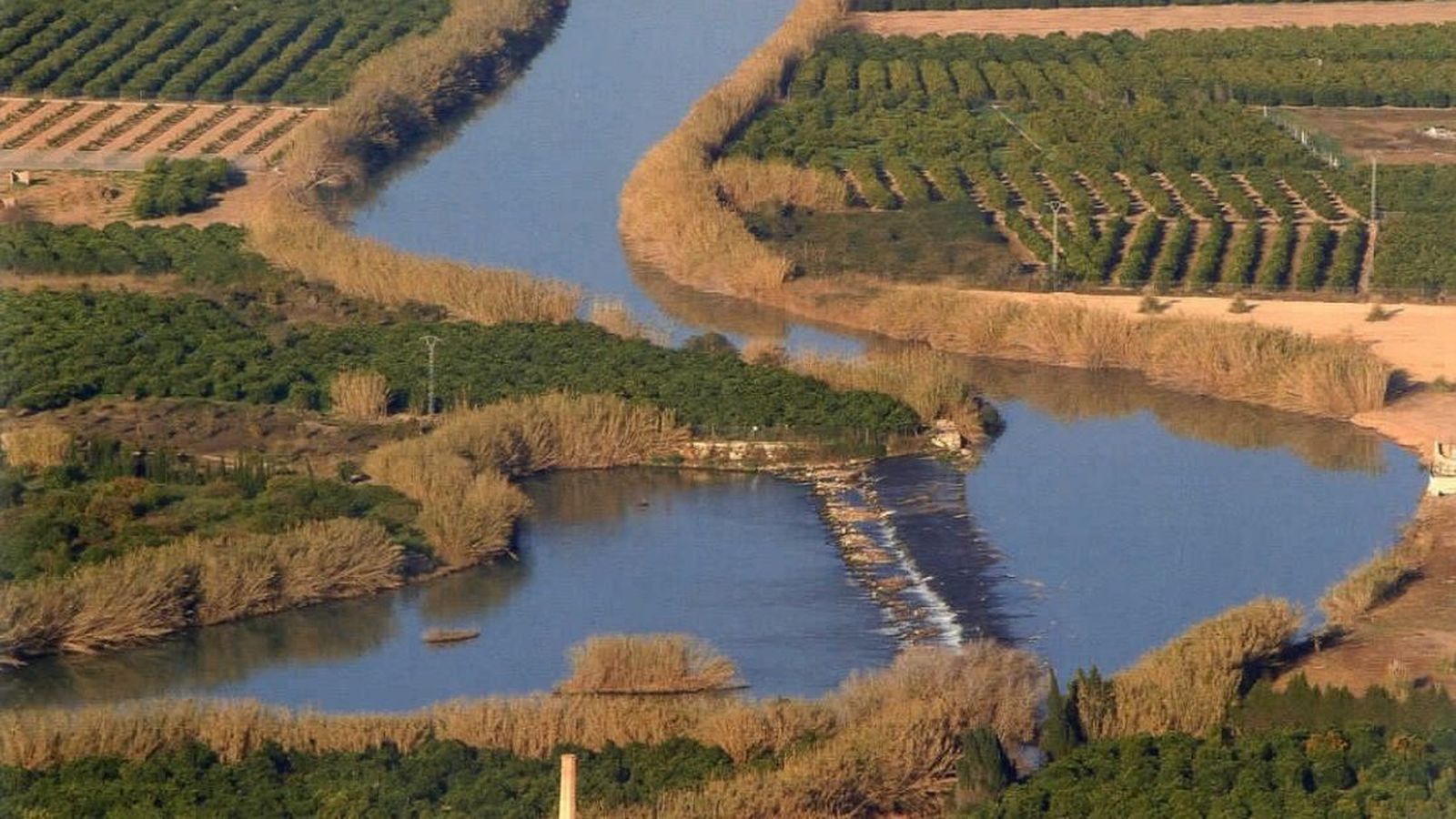 Vista aèria de l'assut de la Marquesa de Cullera, d'on es prendrà l'aigua transvasada al Vinalopó i l'Alacantí